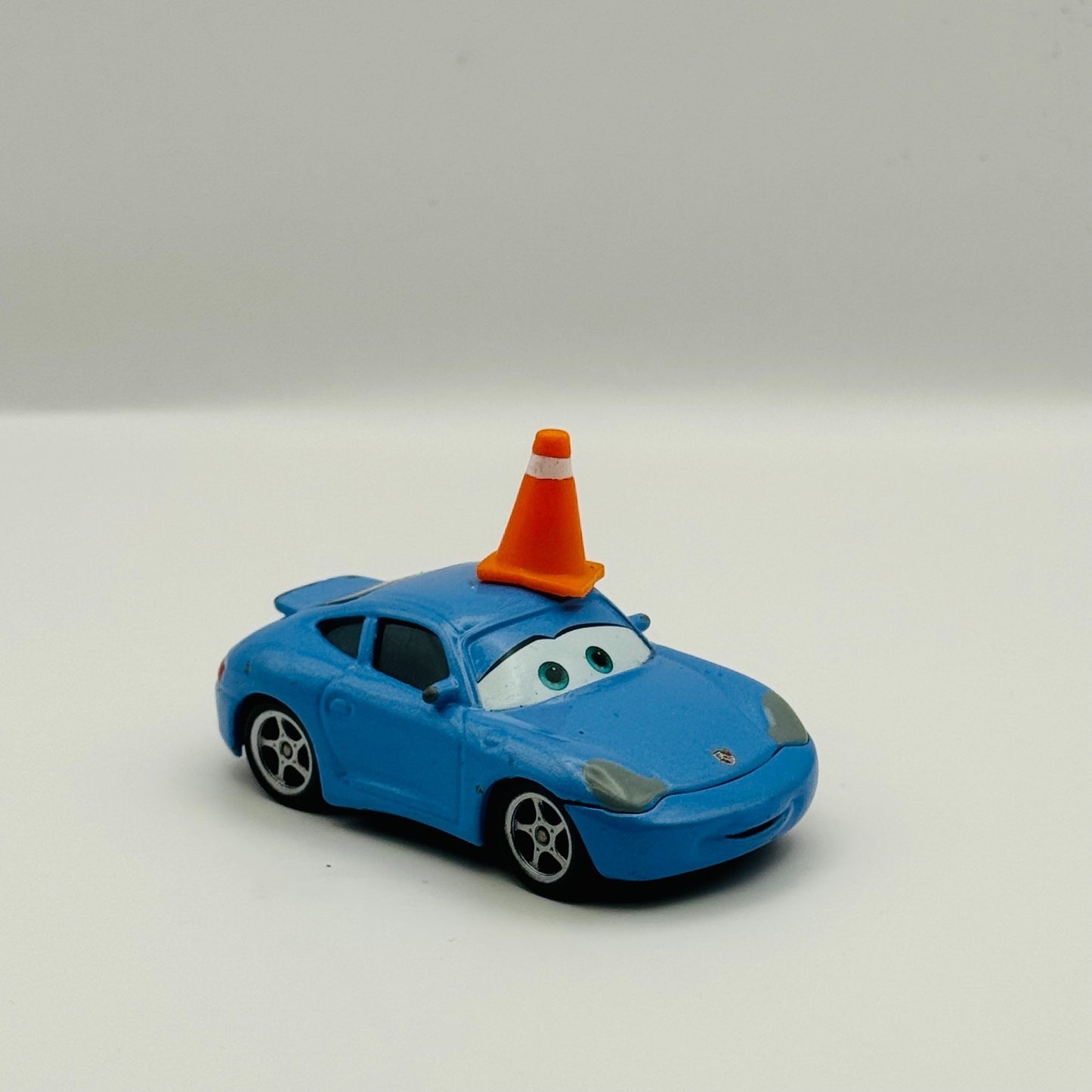 Disney Pixar Cars - SALLY WITH CONE & TATTOO 2008 - 1:55 Diecast