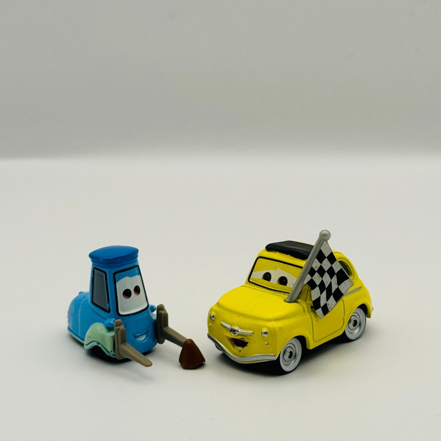 Disney Pixar Cars - GUIDO WITH CLOTH & LUIGI WITH FLAG 2017 - 1:55 Diecast