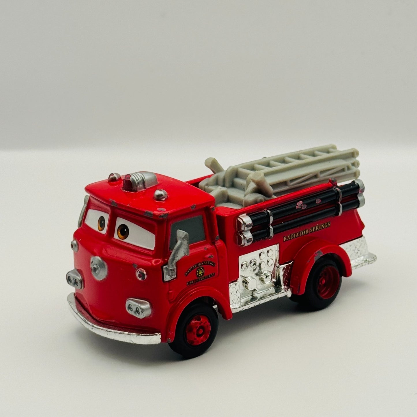 Disney Pixar Cars - RED FIRETRUCK Desert Series 2006 - 1:55 Diecast