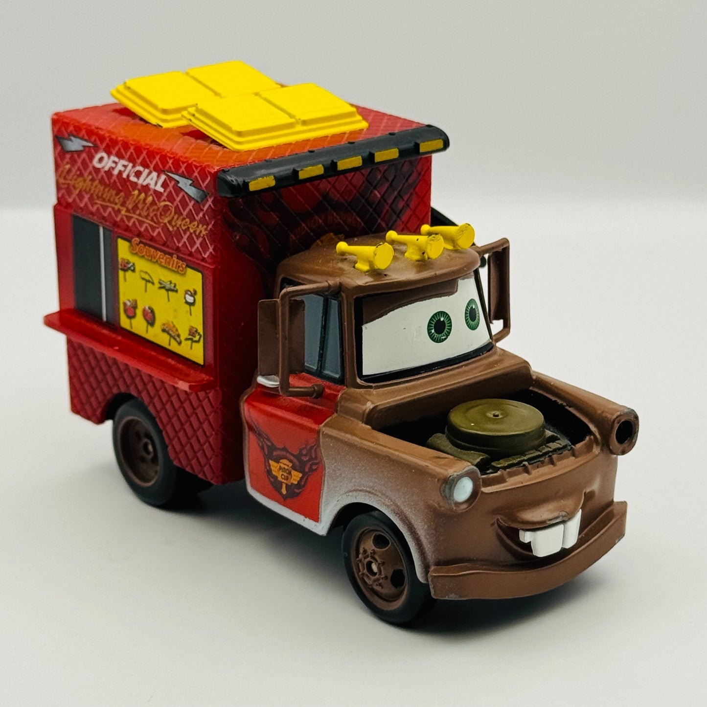 Disney Pixar Cars MCQUEEN SOUVENIR TRUCK MATER CHASER Disney Store 1:43 Diecast