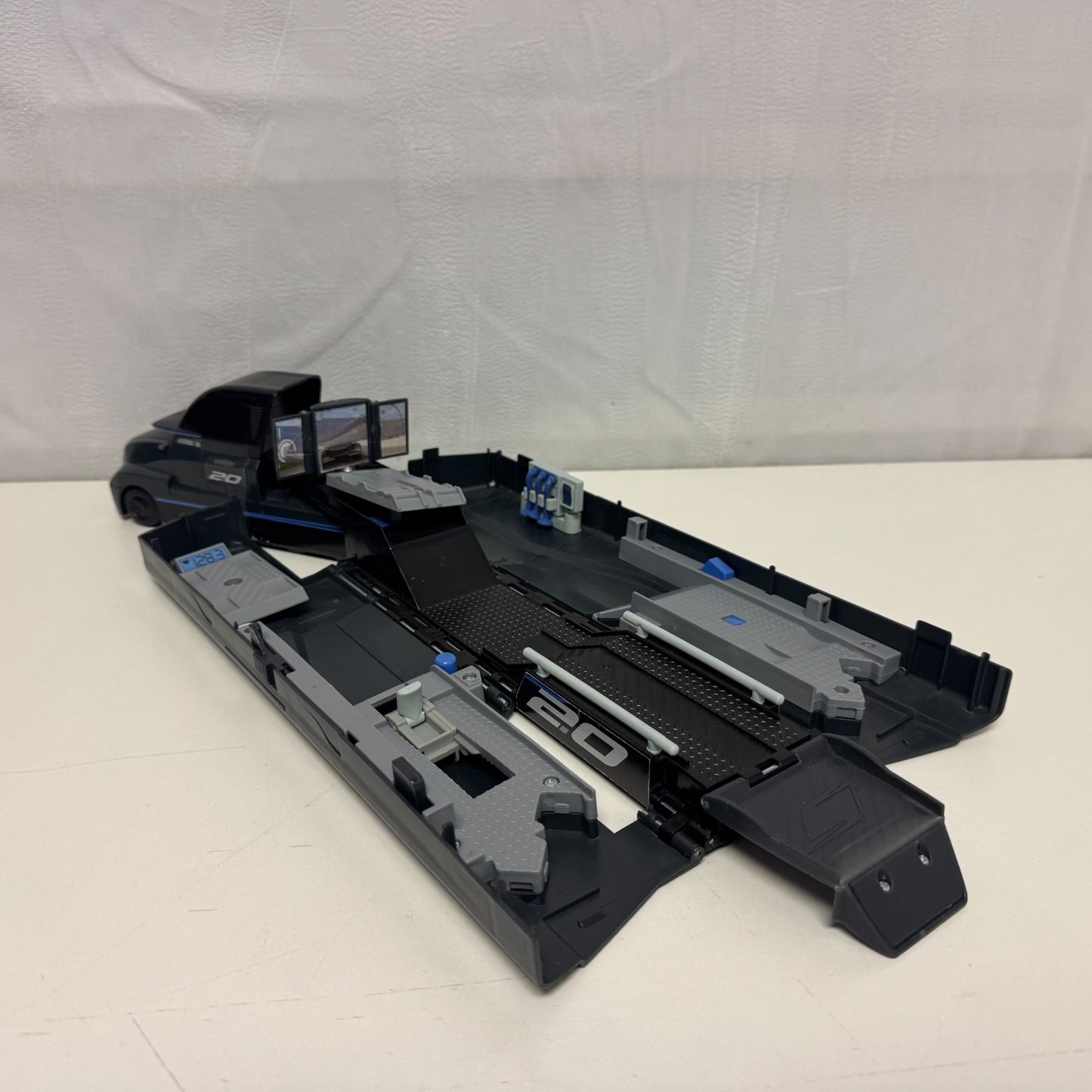 Disney Pixar Cars - JACKSON STORM'S TRANSFORMING HAULER GALE PLAYSET -1:55 Scale