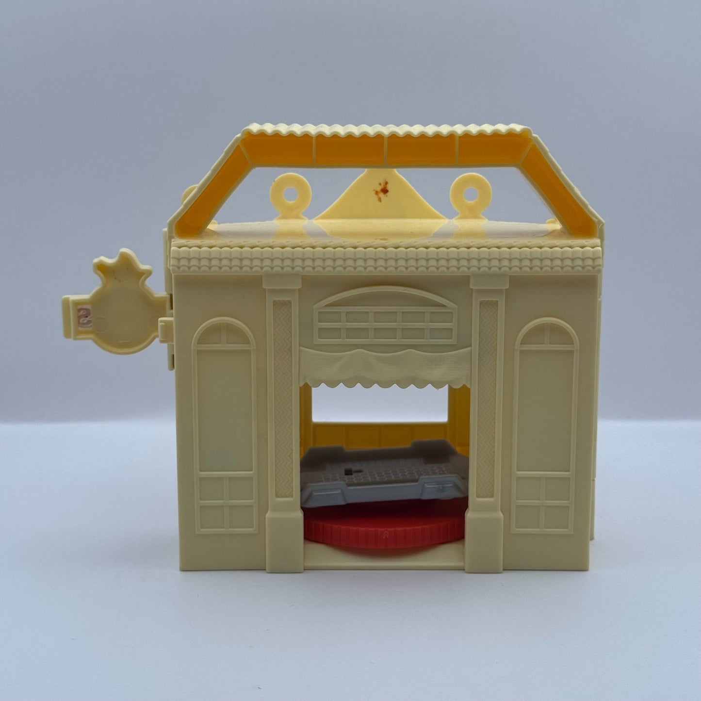 Disney Pixar Cars - LUIGI'S PORTABLE PLAYSET CASA DELLA TIRES - 1:55 Scale