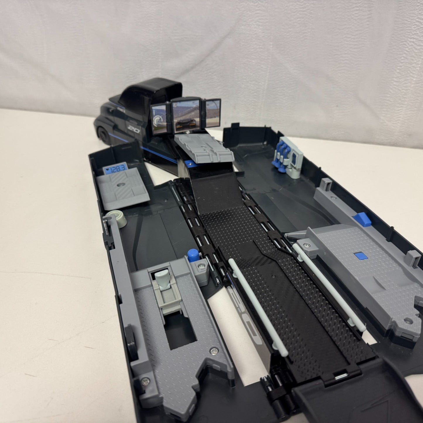 Disney Pixar Cars - JACKSON STORM'S TRANSFORMING HAULER GALE PLAYSET -1:55 Scale