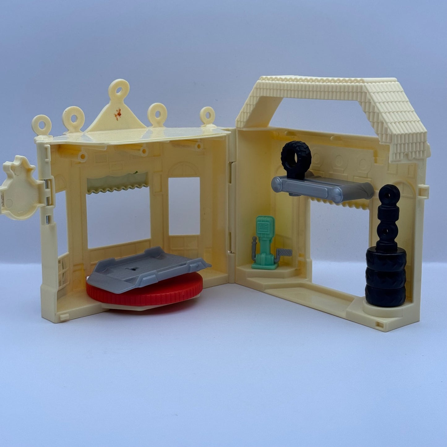 Disney Pixar Cars - LUIGI'S PORTABLE PLAYSET CASA DELLA TIRES - 1:55 Scale