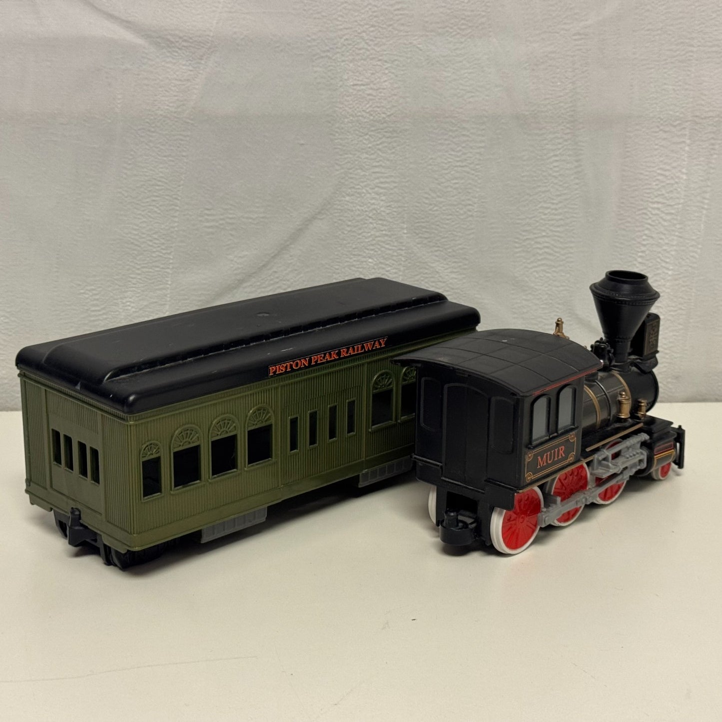 Disney Planes & Pixar Cars - MUIR TRAIN TRANSPORTER & COACH - 1:55 Scale