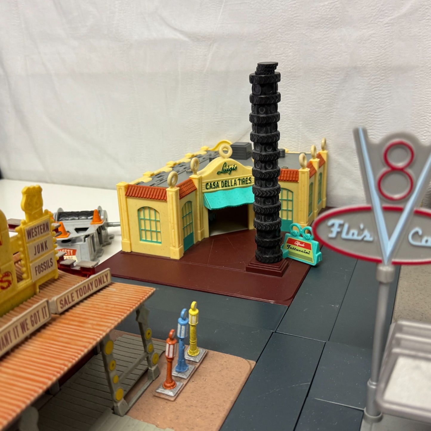 Disney Pixar Cars RADIATOR SPRINGS TOWNS FLO'S CAFE CASA BODY ART CURIO LIGHT UP