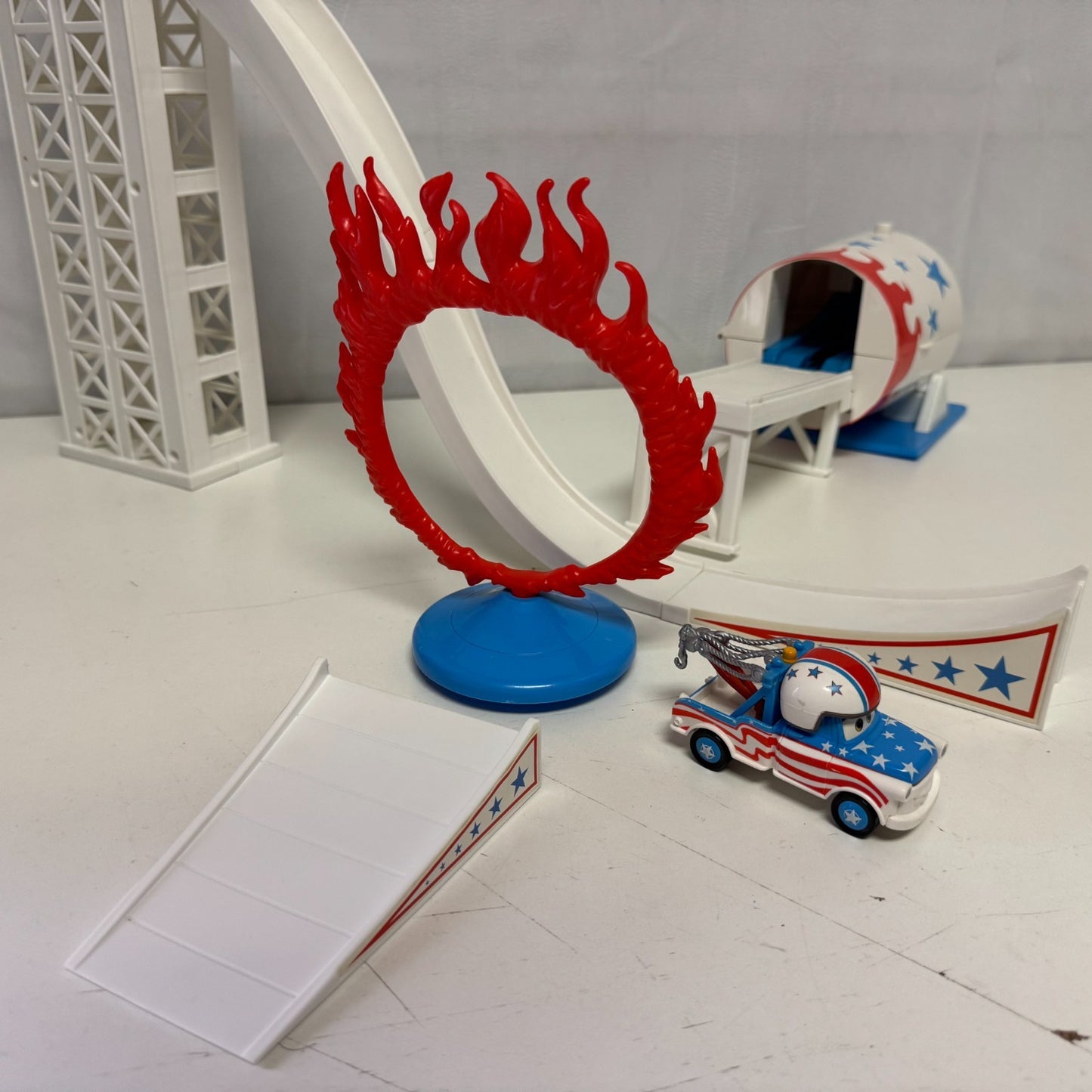 Disney Pixar Cars Toon MATER THE GREATER SUPER STUNT SHOW TRACK SET - 1:55 Scale