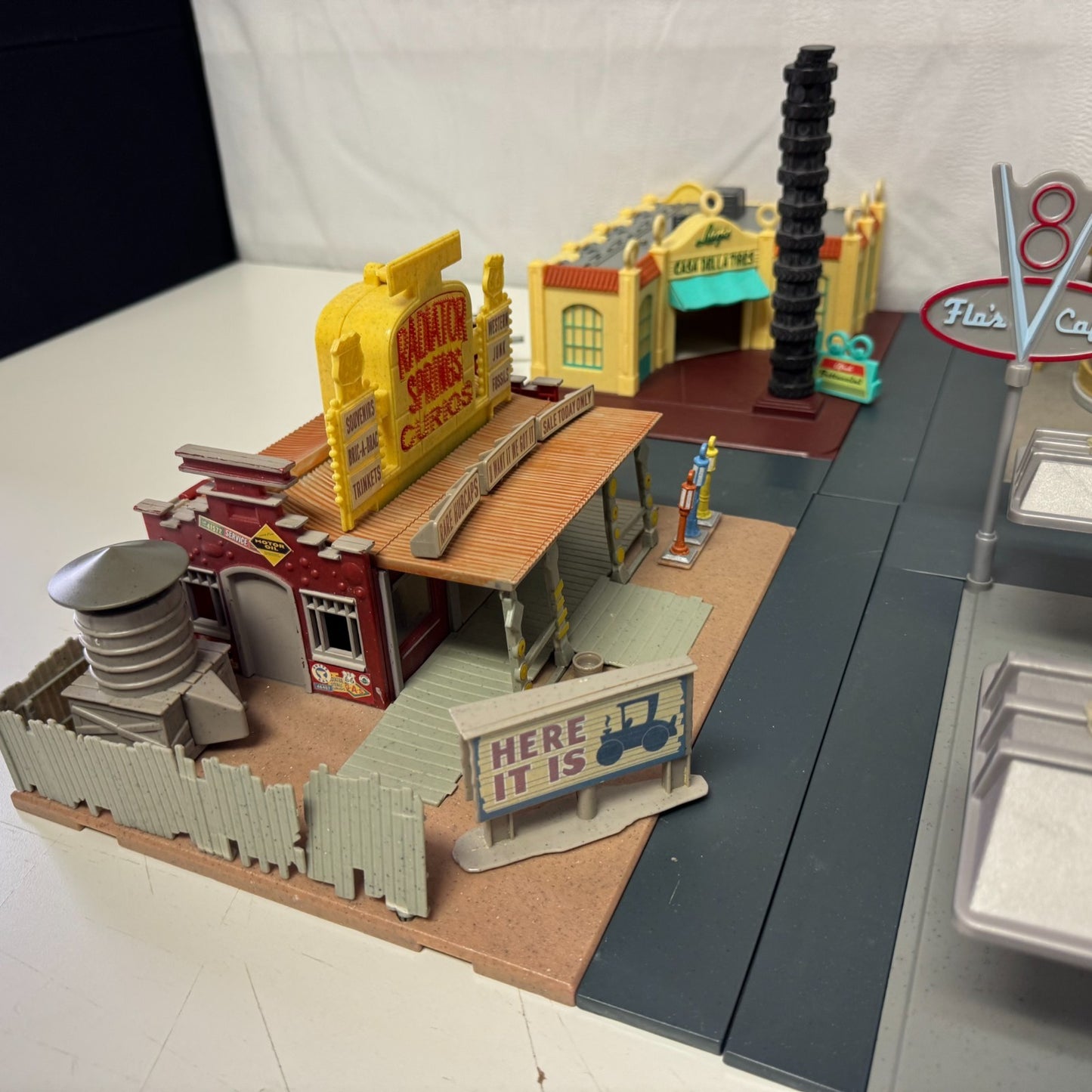 Disney Pixar Cars RADIATOR SPRINGS TOWNS FLO'S CAFE CASA BODY ART CURIO LIGHT UP