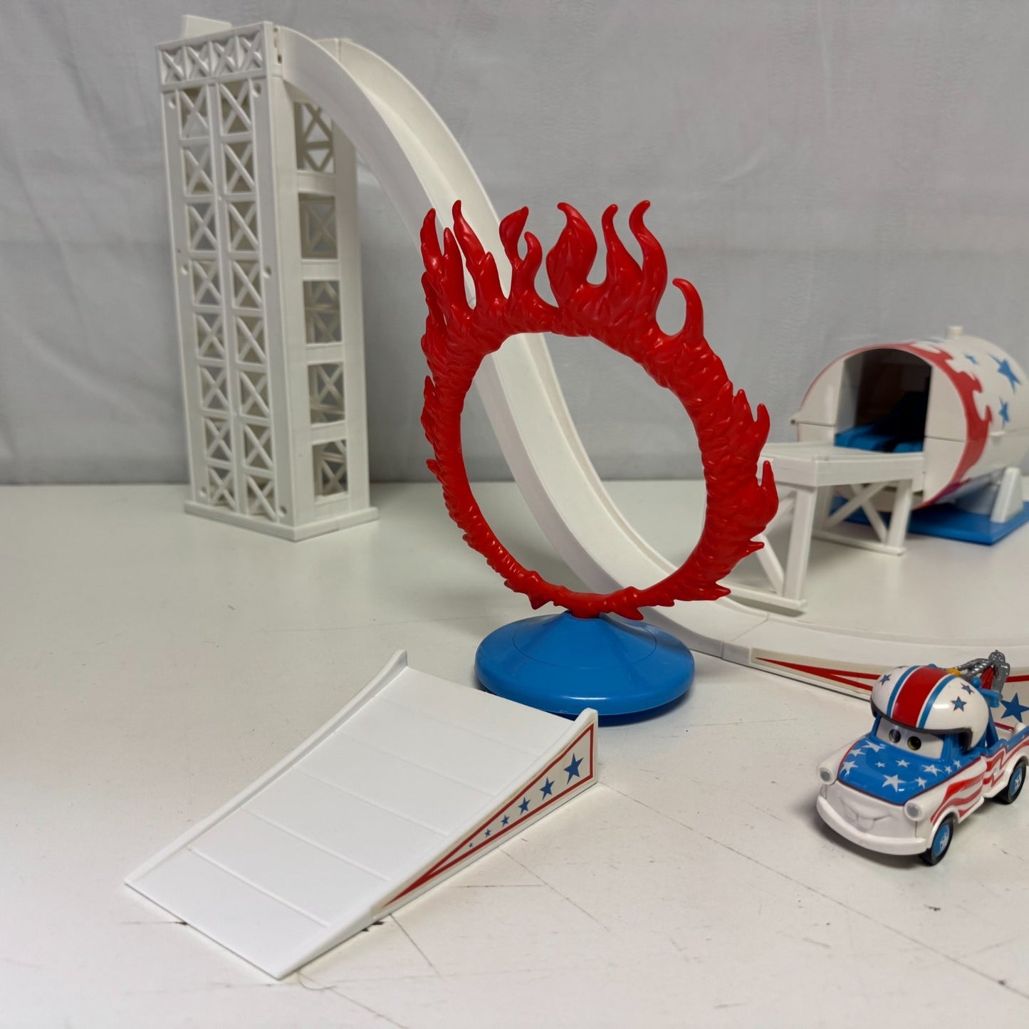 Disney Pixar Cars Toon MATER THE GREATER SUPER STUNT SHOW TRACK SET - 1:55 Scale