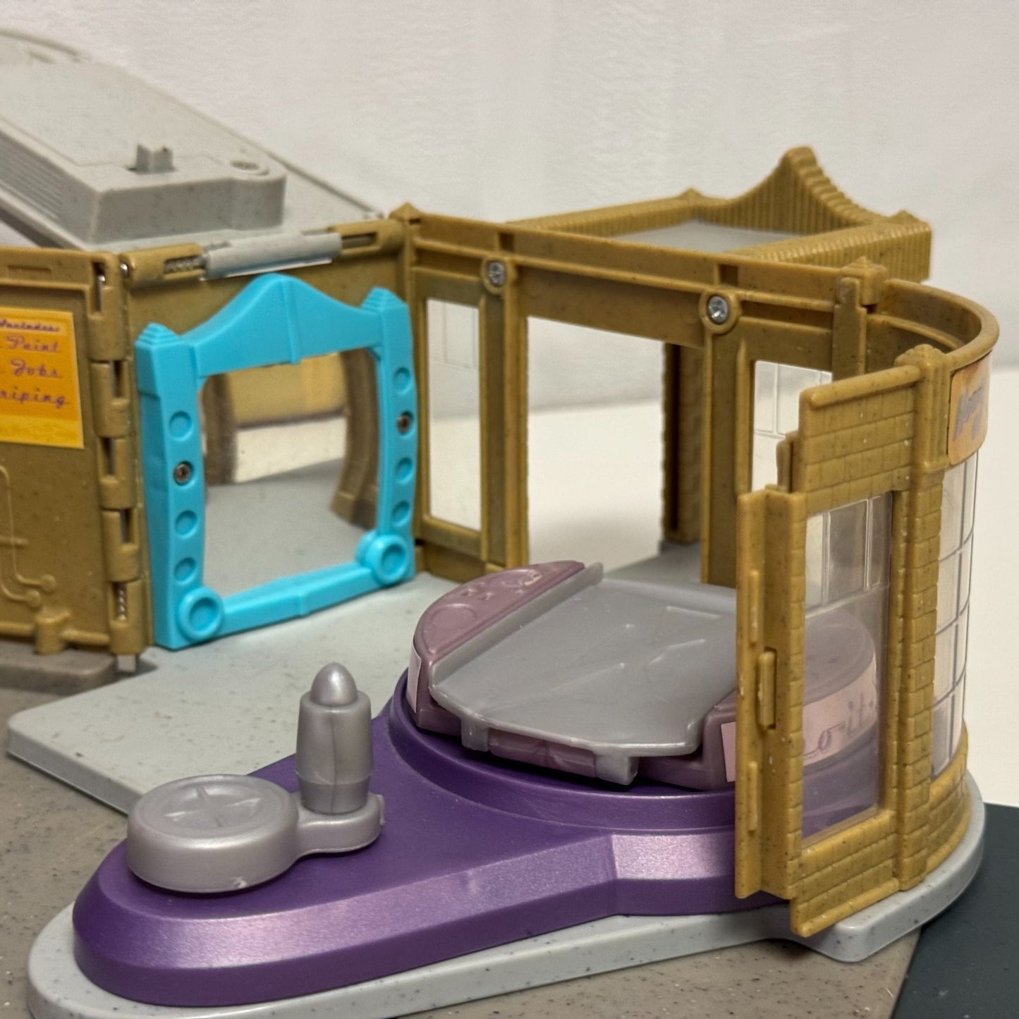 Disney Pixar Cars RADIATOR SPRINGS TOWNS FLO'S CAFE CASA BODY ART CURIO LIGHT UP