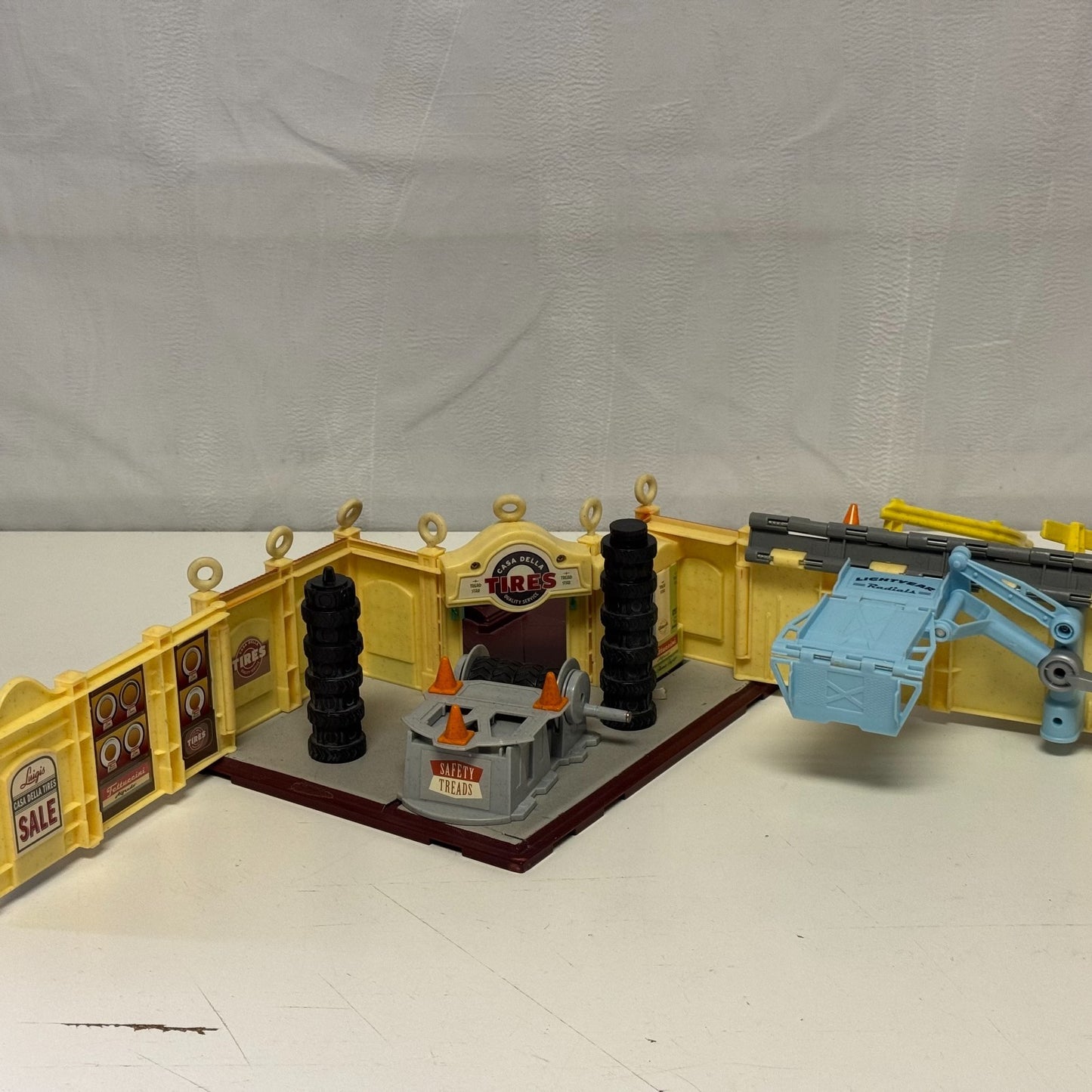Disney Pixar Cars RADIATOR SPRINGS TOWNS FLO'S CAFE CASA BODY ART CURIO LIGHT UP