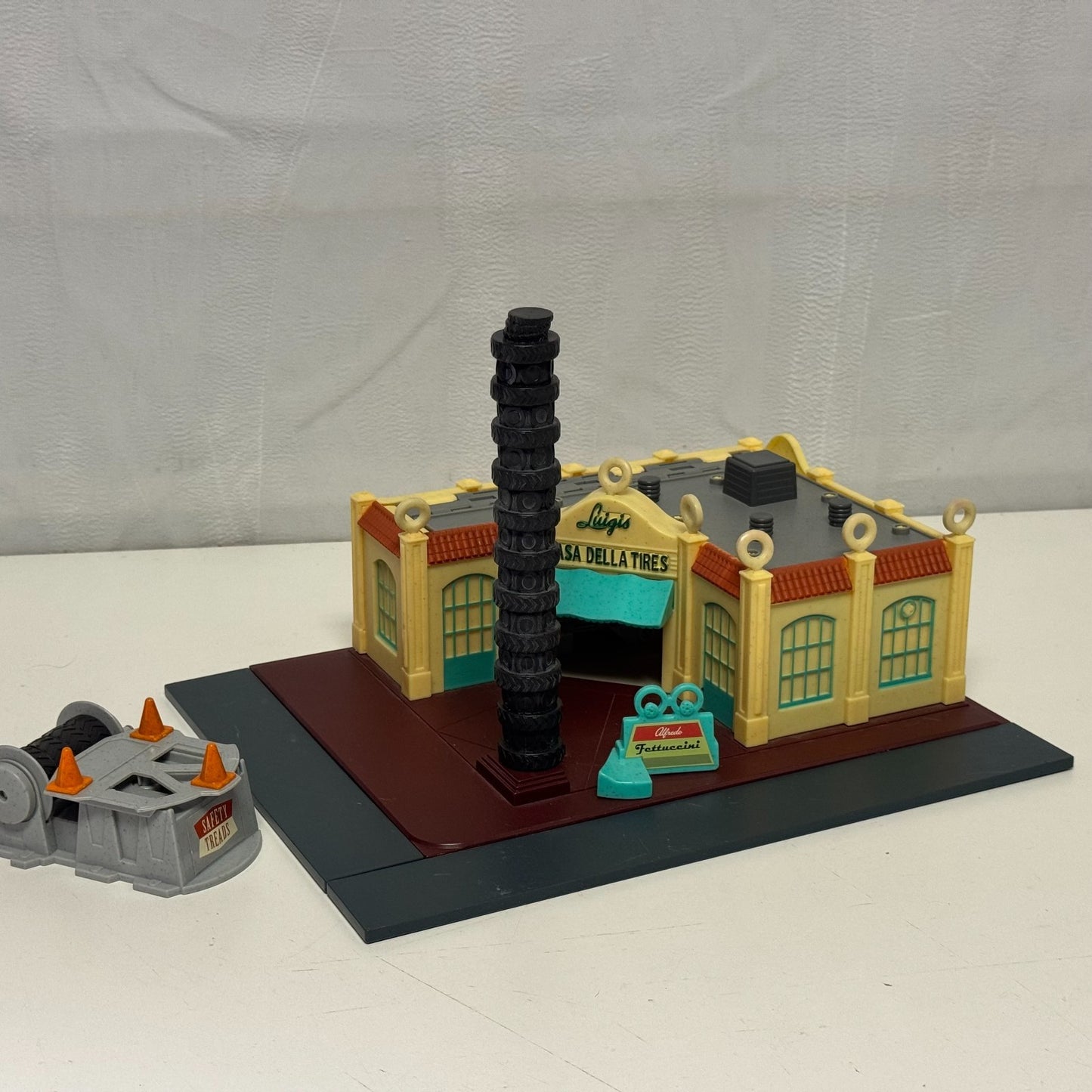 Disney Pixar Cars RADIATOR SPRINGS TOWNS FLO'S CAFE CASA BODY ART CURIO LIGHT UP
