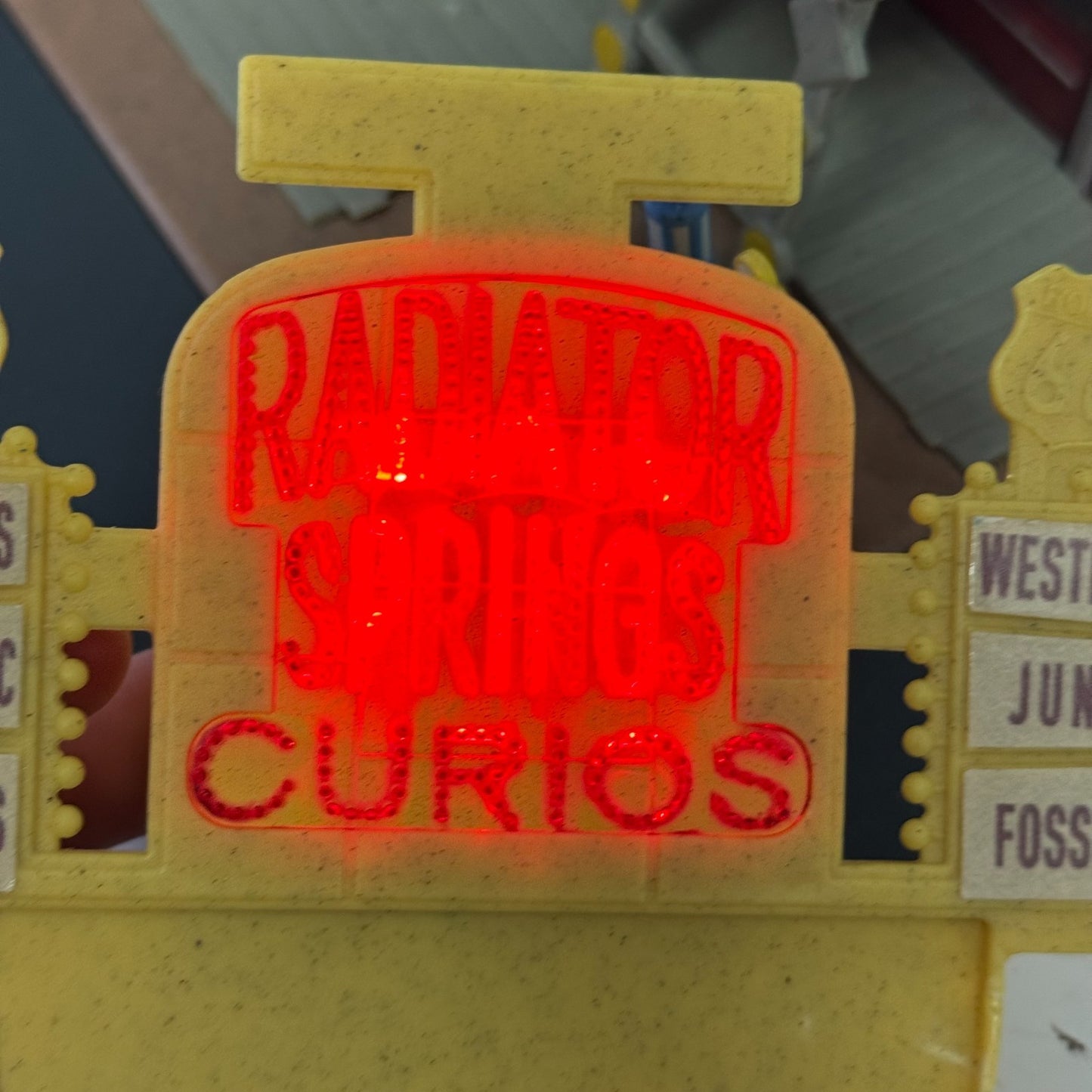 Disney Pixar Cars RADIATOR SPRINGS TOWNS FLO'S CAFE CASA BODY ART CURIO LIGHT UP