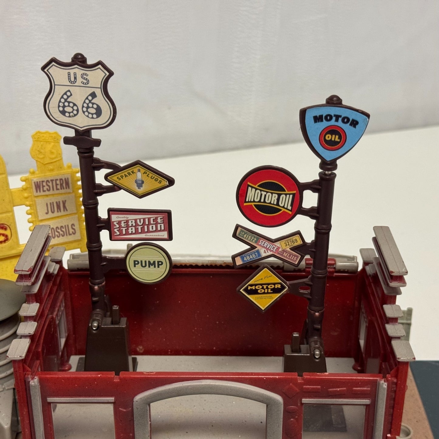 Disney Pixar Cars RADIATOR SPRINGS TOWNS FLO'S CAFE CASA BODY ART CURIO LIGHT UP