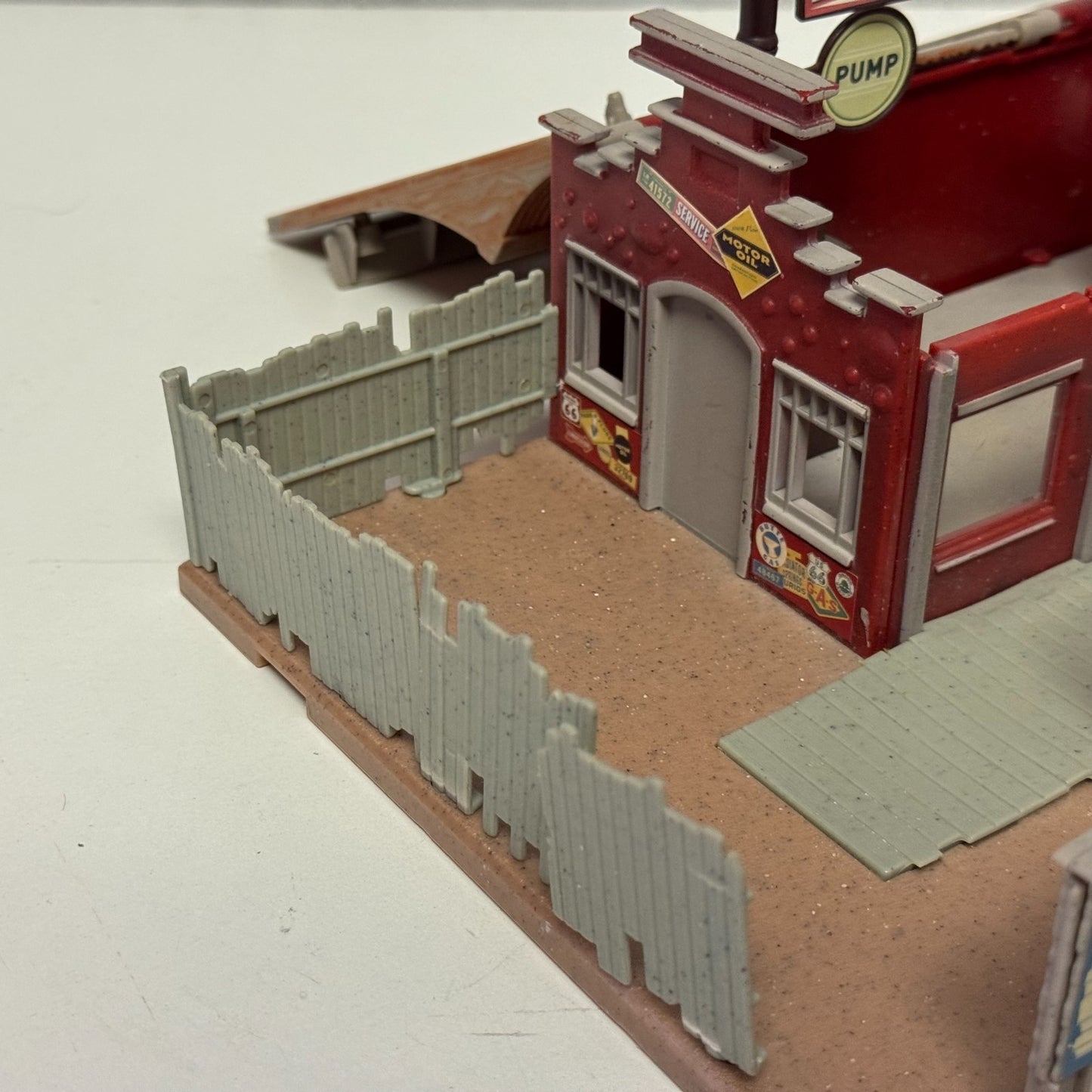 Disney Pixar Cars RADIATOR SPRINGS TOWNS FLO'S CAFE CASA BODY ART CURIO LIGHT UP