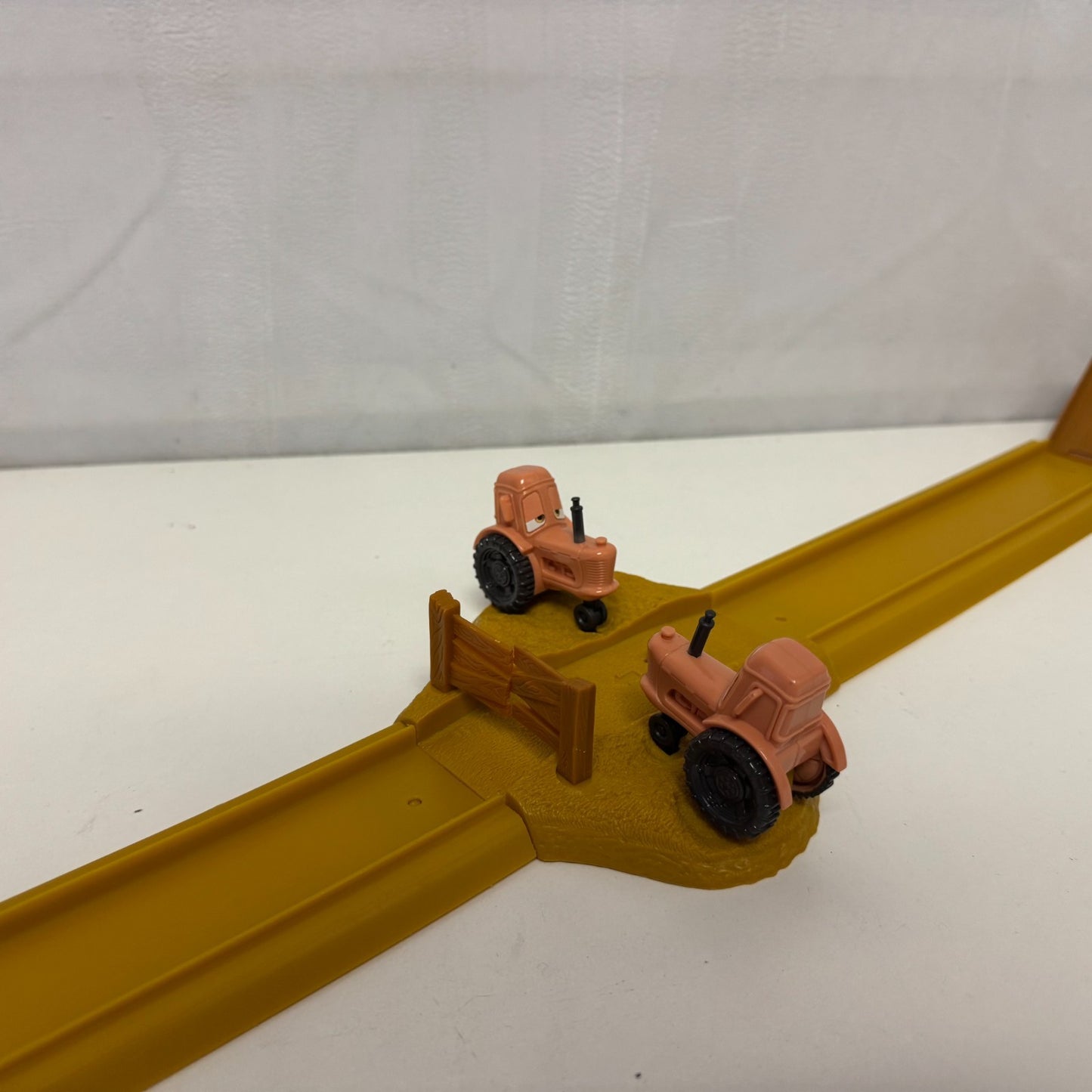 Disney Pixar Cars - TRACTOR TIPPIN' TRACK SET PLAYSET 2009 - 1:55 Scale