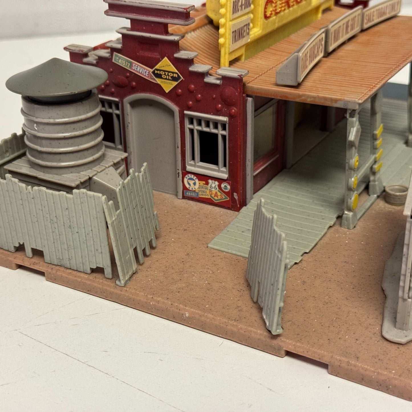 Disney Pixar Cars RADIATOR SPRINGS TOWNS FLO'S CAFE CASA BODY ART CURIO LIGHT UP