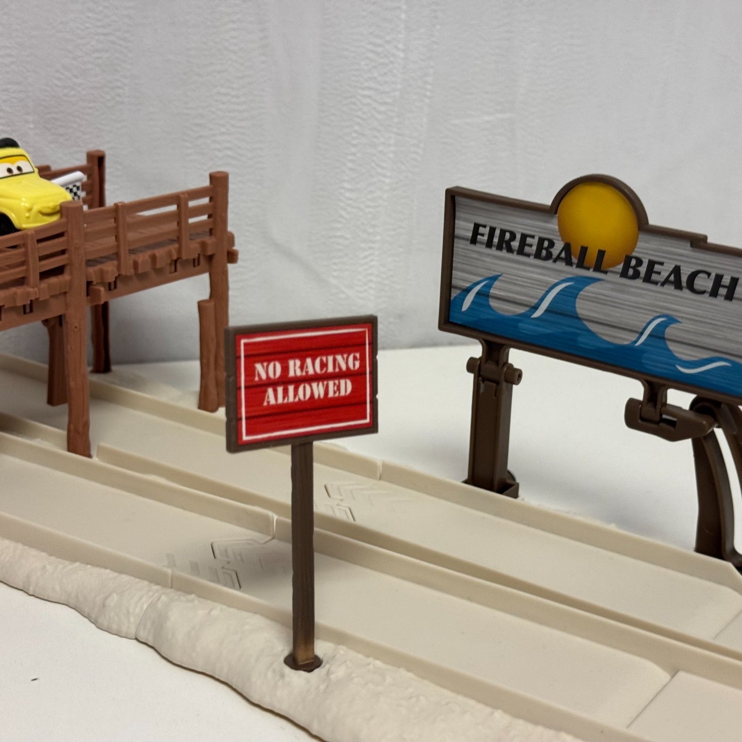Disney Pixar Cars - CARS 3 FIREBALL BEACH RUN PLAYSET STORY SETS - 1:55 Scale