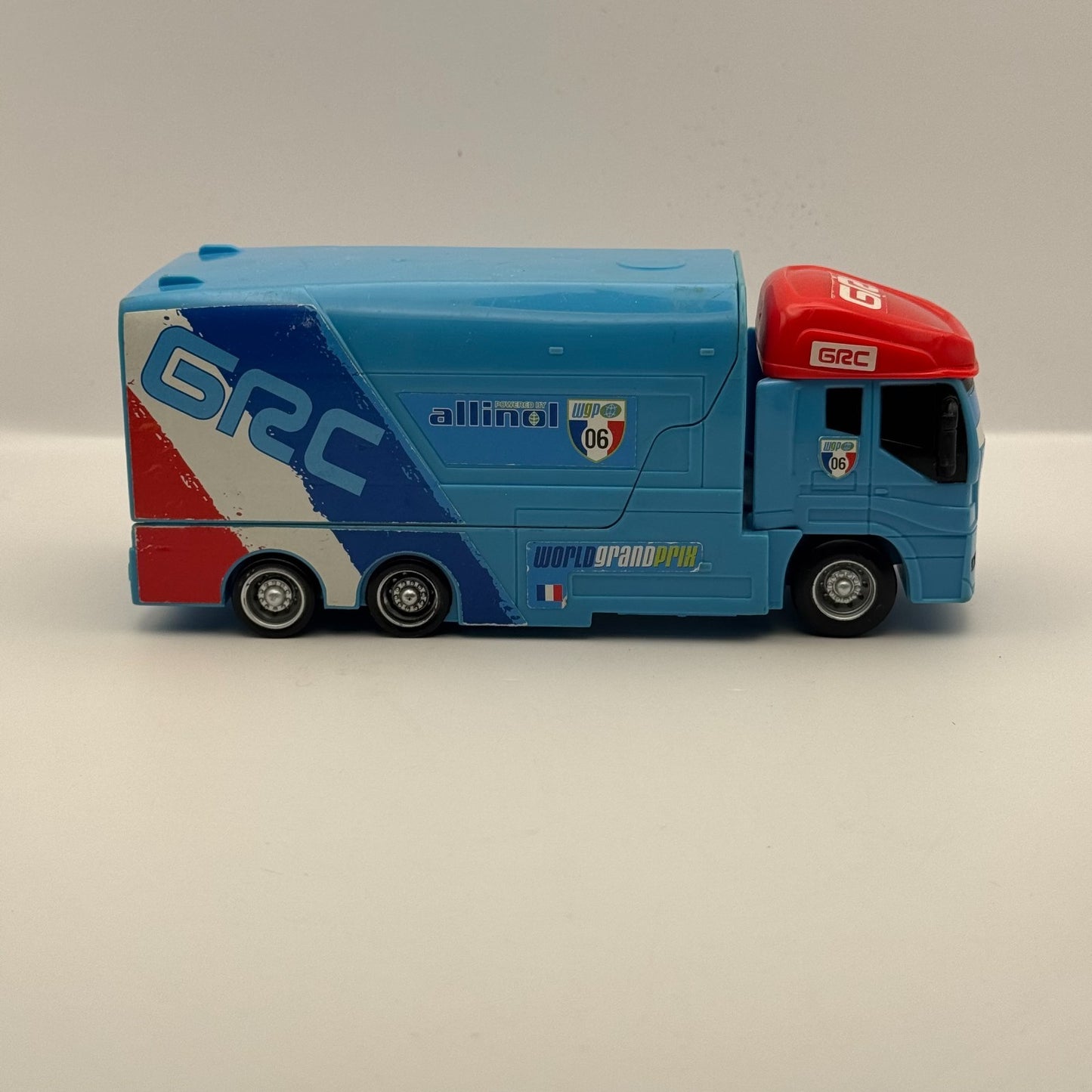 Disney Pixar Cars - ANDRE RAOUL CAROULE HAULER Stunt Racers - 1:55 Scale