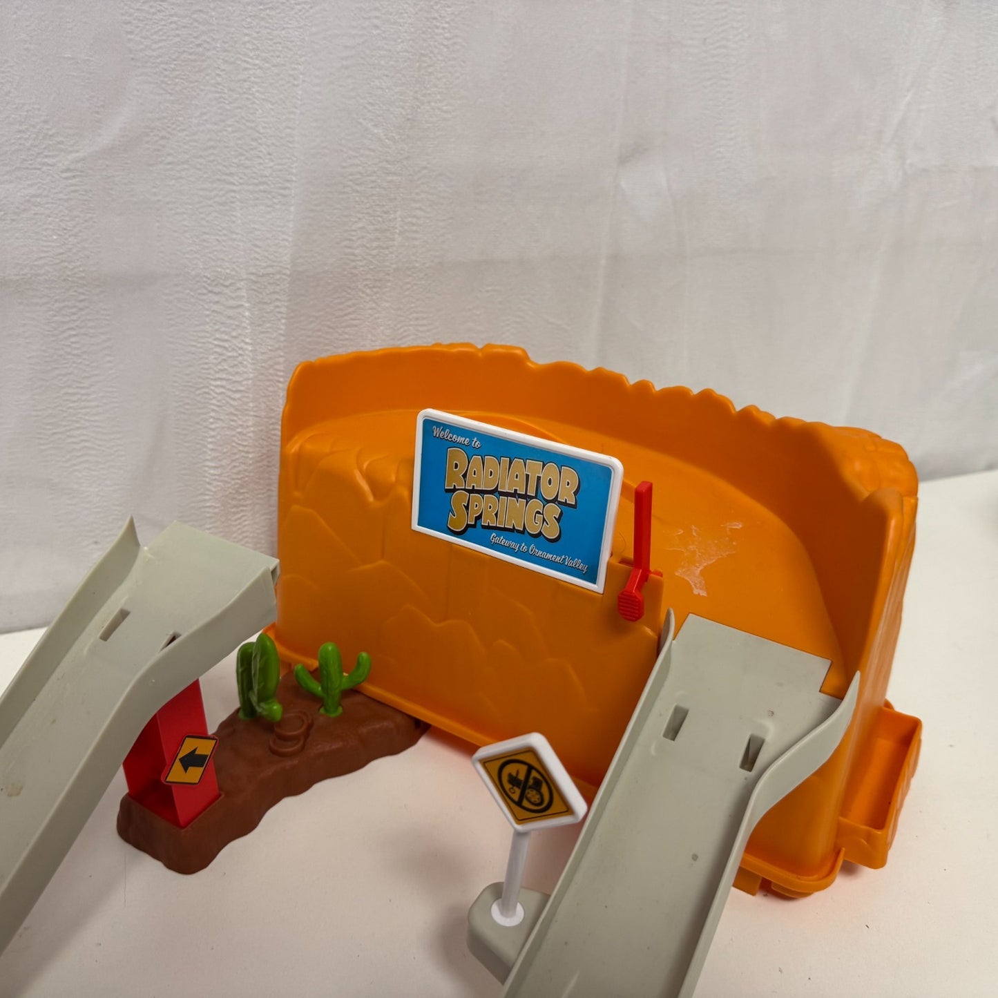 Disney Pixar Cars - RACE & GO PLAYSET + STORAGE TUB - 1:55 Scale