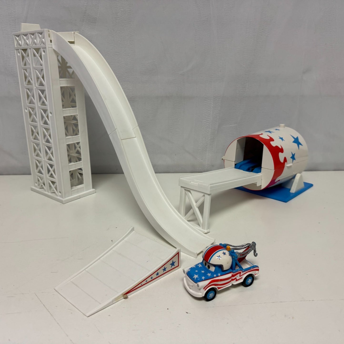 Disney Pixar Cars Toon MATER THE GREATER SUPER STUNT SHOW TRACK SET - 1:55 Scale