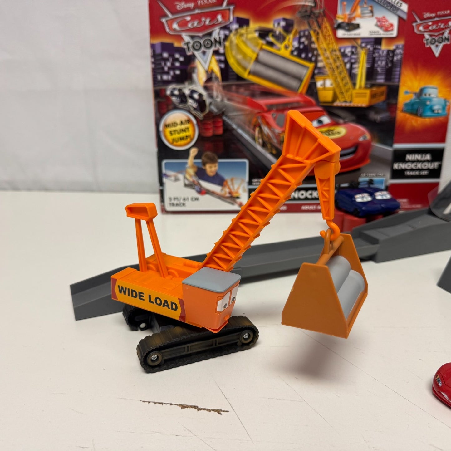 Disney Pixar Cars - NINJA KNOCKOUT SET CITY-SAN CRANE Tokyo Mater - 1:55 Scale