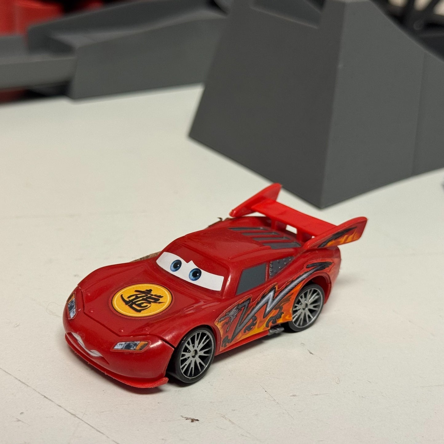 Disney Pixar Cars - NINJA KNOCKOUT SET CITY-SAN CRANE Tokyo Mater - 1:55 Scale