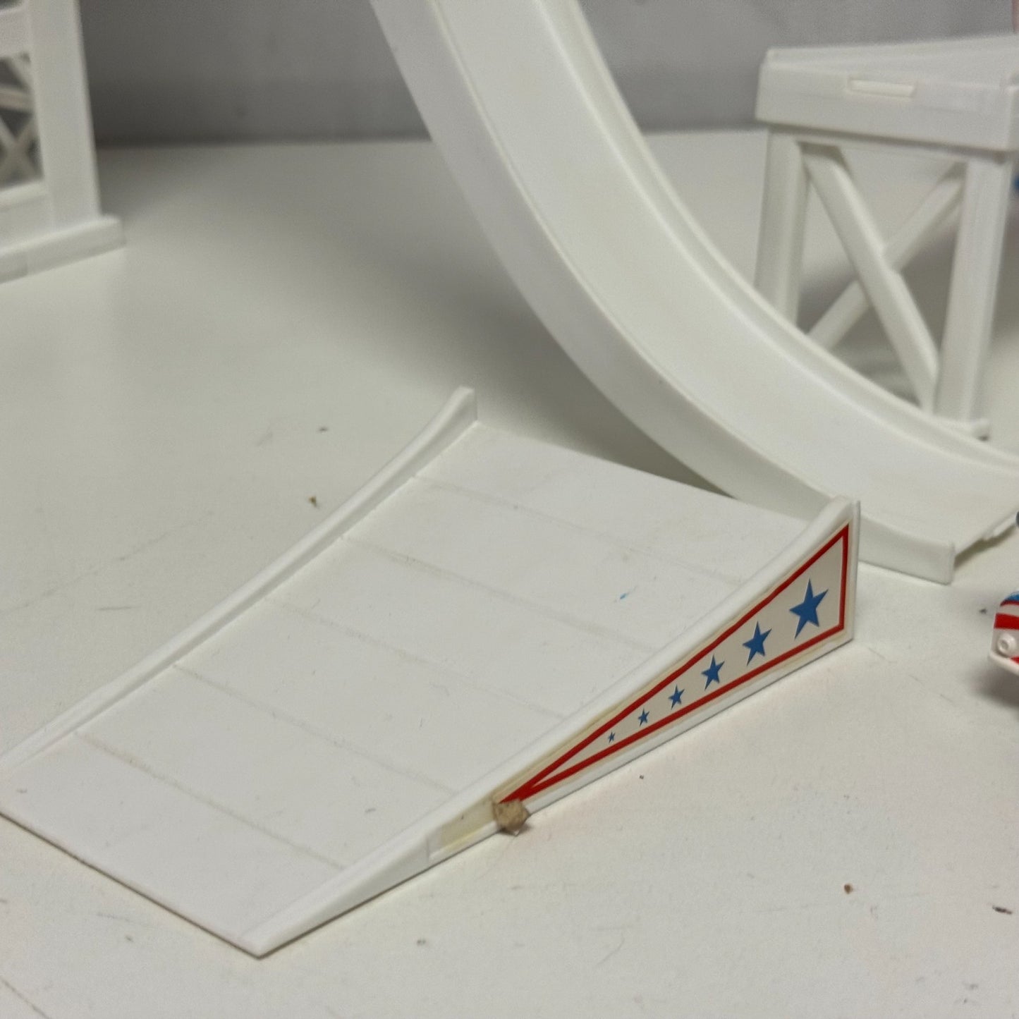 Disney Pixar Cars Toon MATER THE GREATER SUPER STUNT SHOW TRACK SET - 1:55 Scale