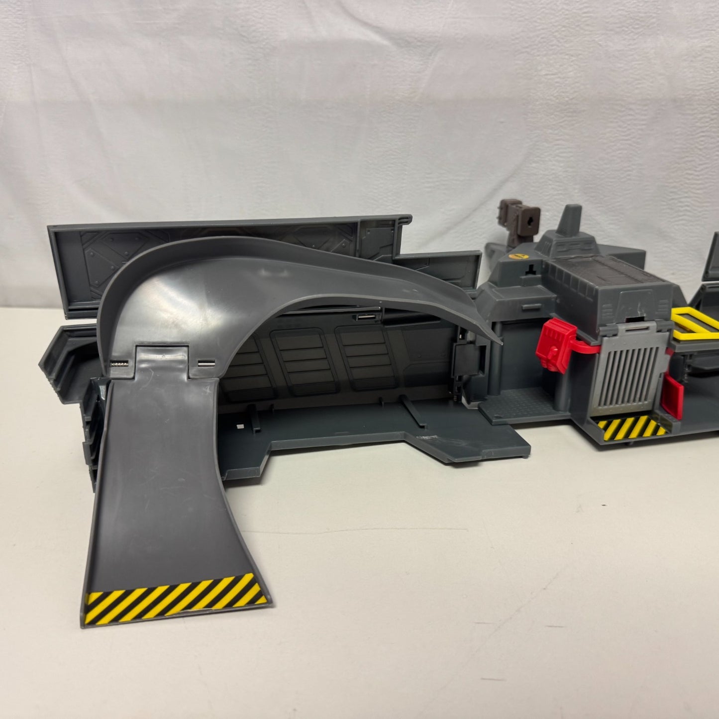 Disney Pixar Cars - ACTION AGENTS COMBAT STATION TONY TRIHULL COMBAT SHIP Cars 2