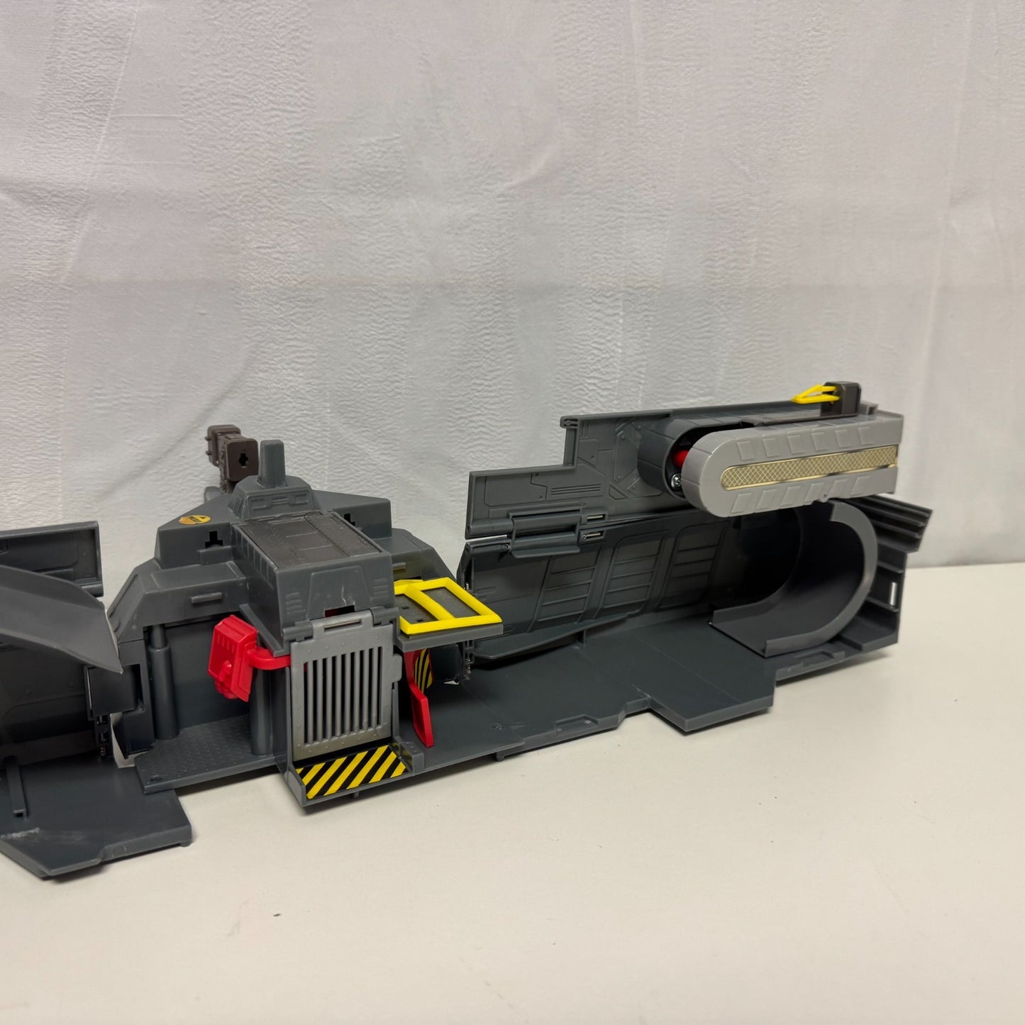 Disney Pixar Cars - ACTION AGENTS COMBAT STATION TONY TRIHULL COMBAT SHIP Cars 2