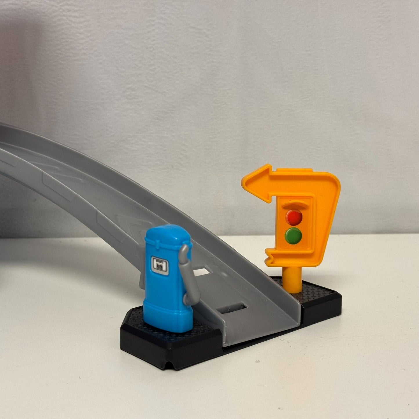 Disney Pixar Cars - COLOR CHANGERS DINOCO CAR WASH PLAYSET - 1:55 Scale