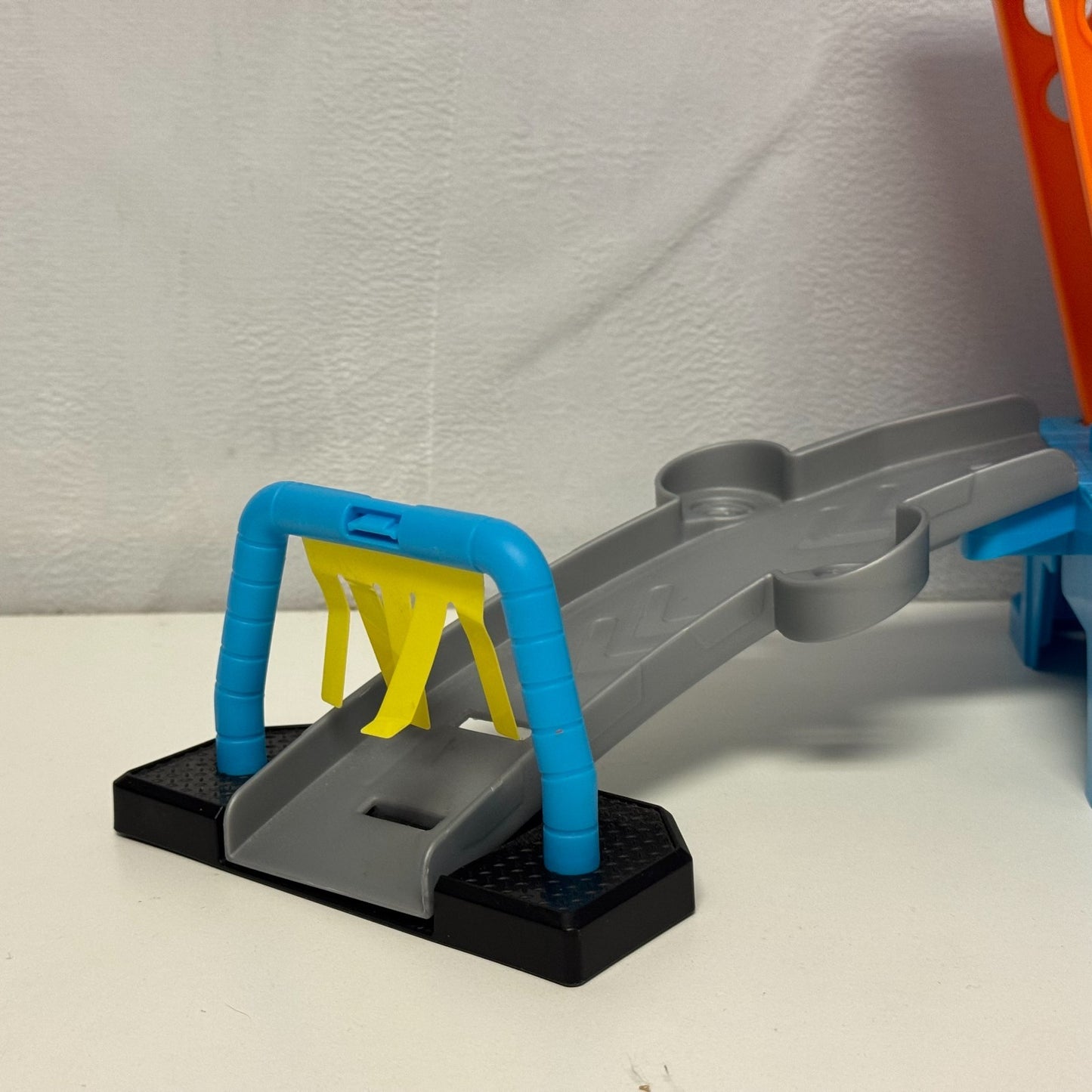 Disney Pixar Cars - COLOR CHANGERS DINOCO CAR WASH PLAYSET - 1:55 Scale