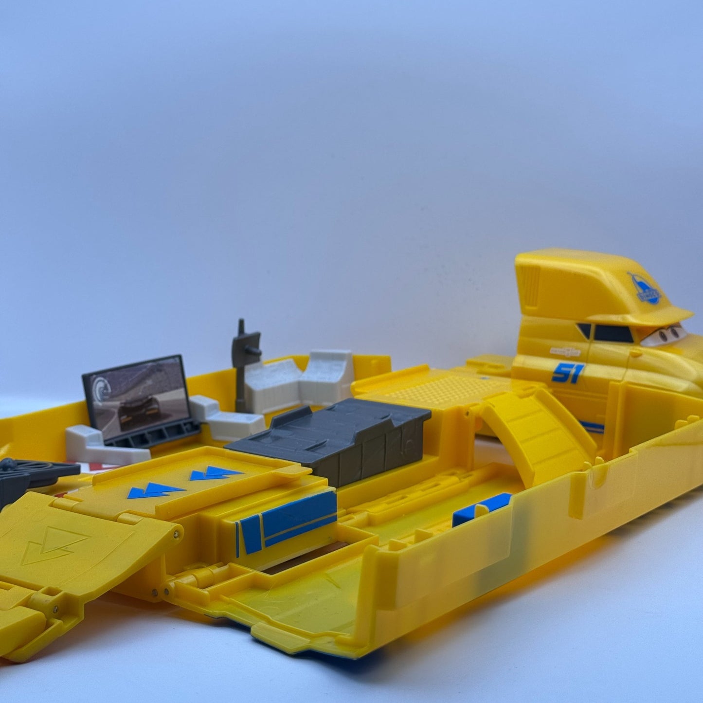 Disney Pixar Cars - LARGE TRANSFORMING DINOCO CRUZ RAMIREZ’S HAULER PLAYSET 1:55