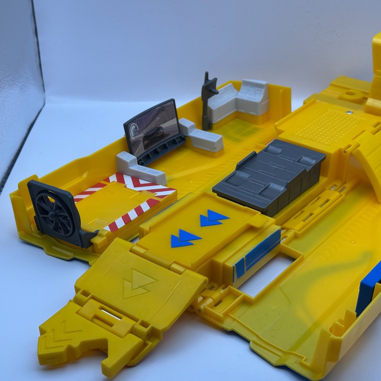 Disney Pixar Cars - LARGE TRANSFORMING DINOCO CRUZ RAMIREZ’S HAULER PLAYSET 1:55