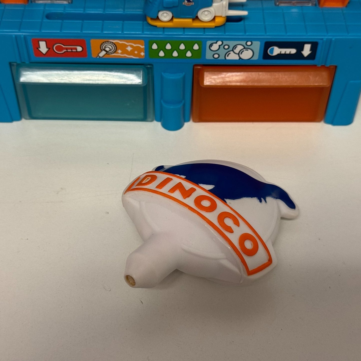Disney Pixar Cars - COLOR CHANGERS DINOCO CAR WASH PLAYSET - 1:55 Scale