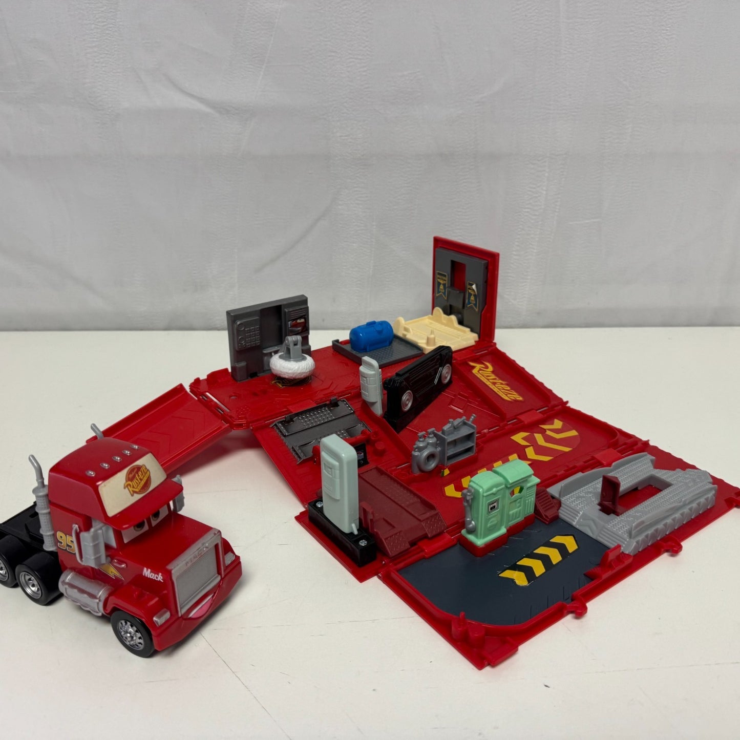 Disney Pixar Cars - CARS 1 MACK TRUCK HAULER STORY SETS PLAYSET - 1:55 Scale