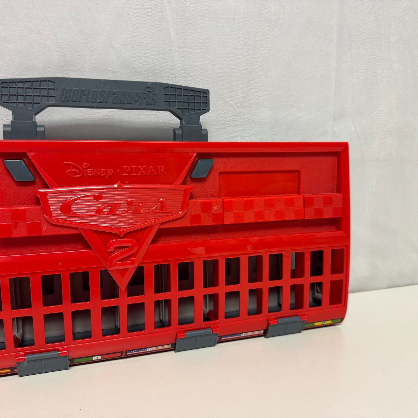 Disney Pixar Cars - WORLD GRAND PRIX RACE LAUNCHER CARRY CASE CARS 2- 1:55 Scale