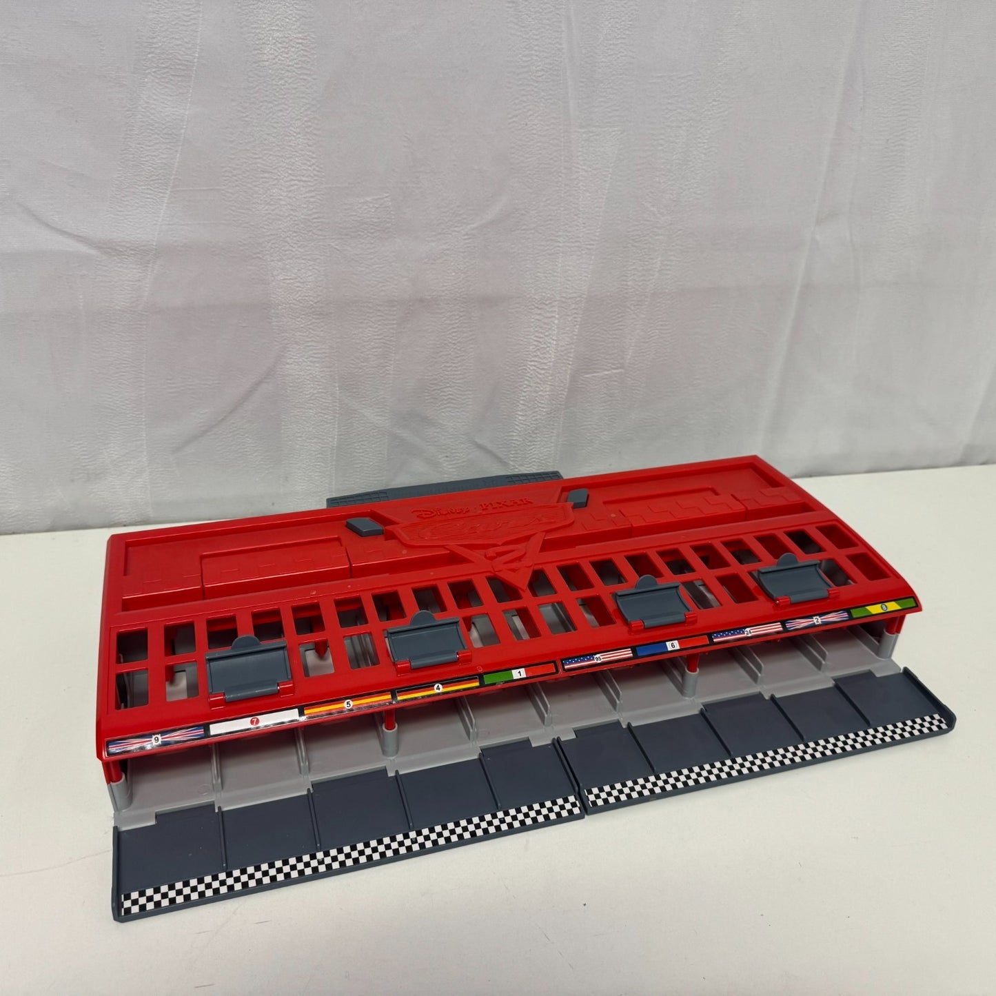 Disney Pixar Cars - WORLD GRAND PRIX RACE LAUNCHER CARRY CASE CARS 2- 1:55 Scale