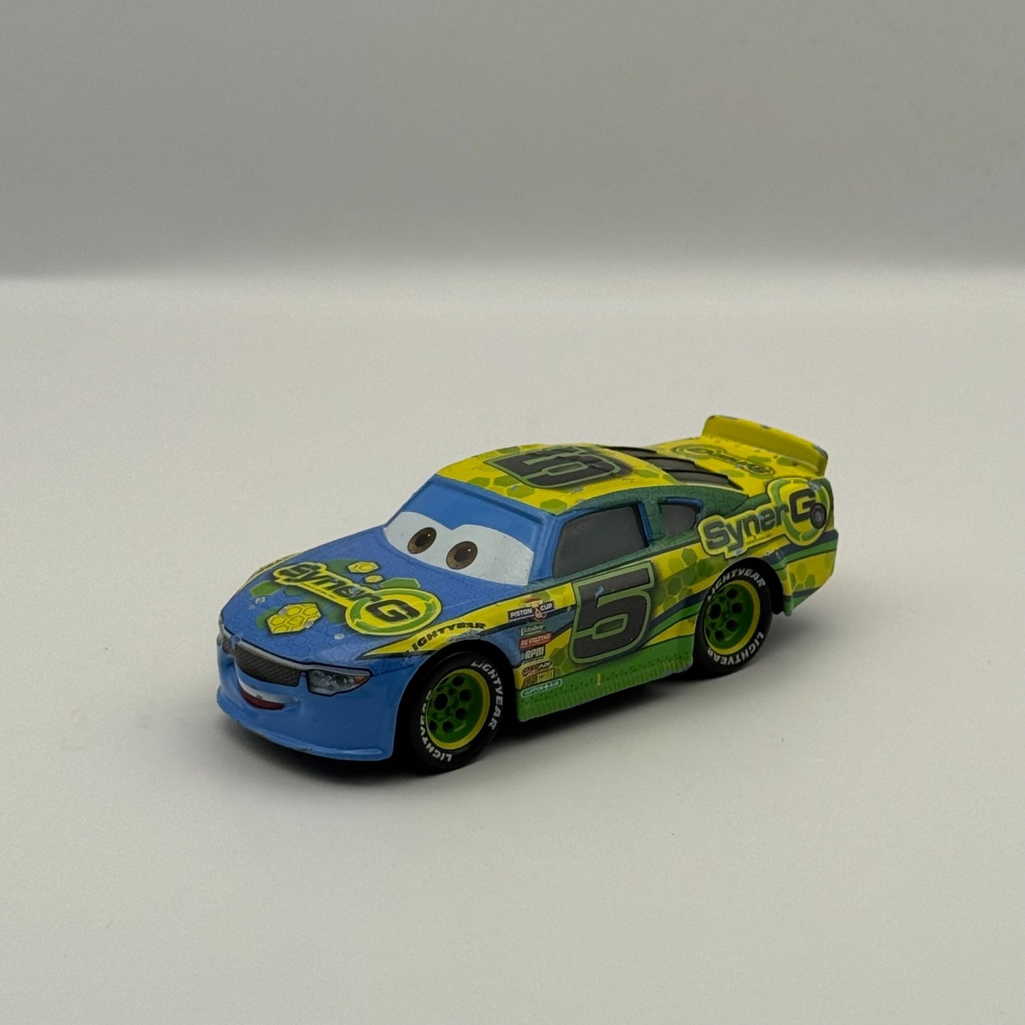 Disney Pixar Cars - LANE LOCKE SYNERG Veteran Racer 2017 - 1:55 Diecast