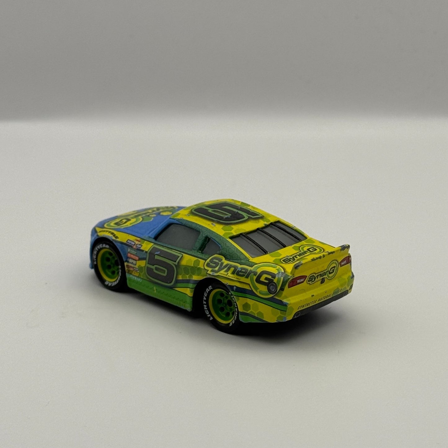 Disney Pixar Cars - LANE LOCKE SYNERG Veteran Racer 2017 - 1:55 Diecast