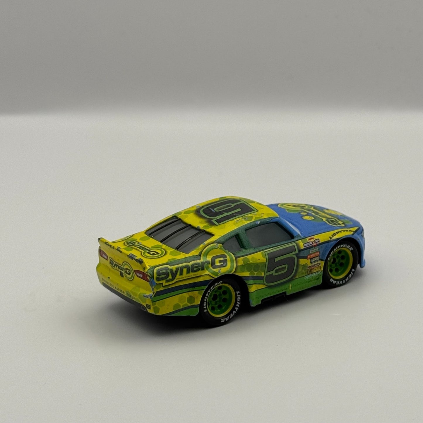 Disney Pixar Cars - LANE LOCKE SYNERG Veteran Racer 2017 - 1:55 Diecast