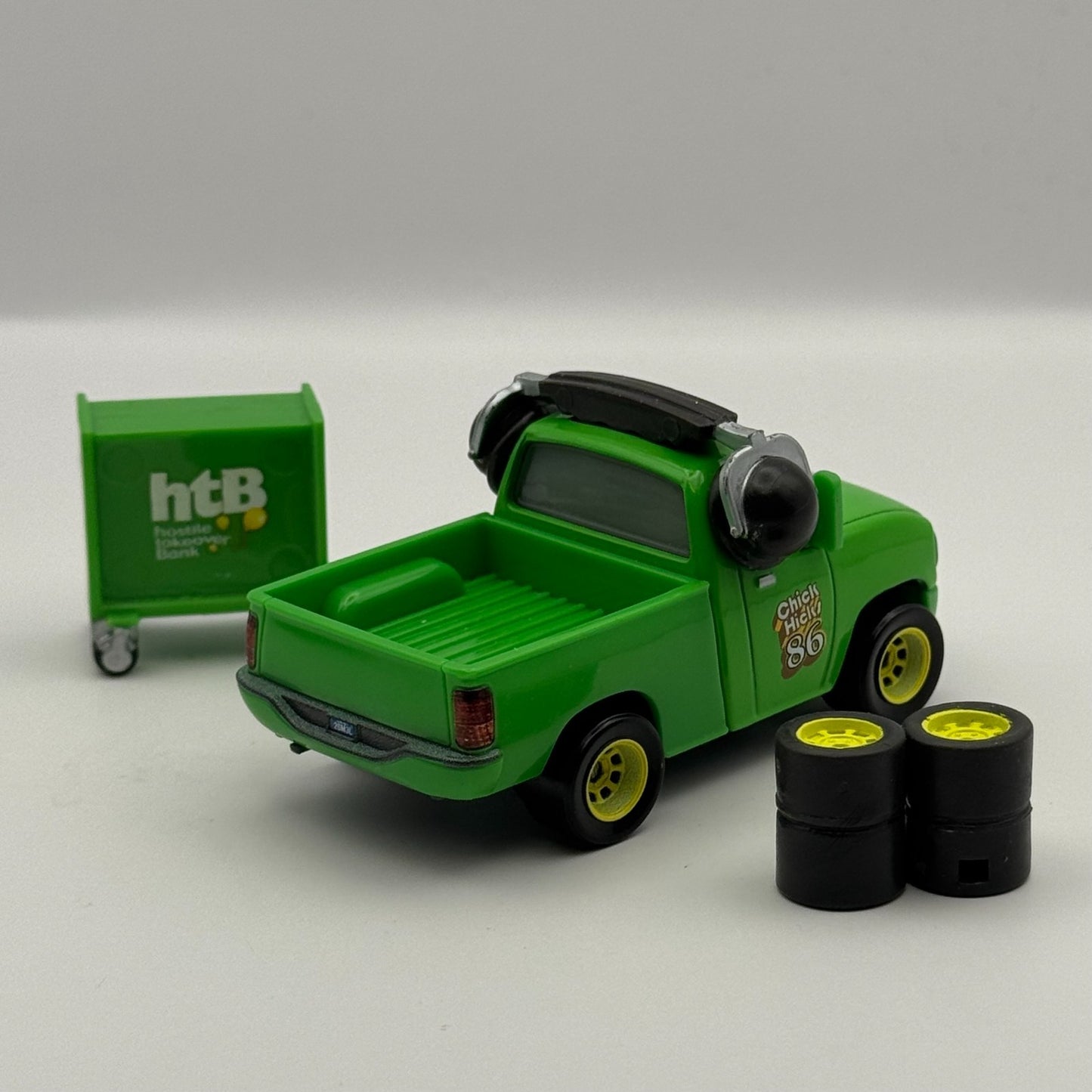 Disney Pixar Cars - CHICK HICKS TEAM HTB CREW CHIEF PITTYS BRUISER- 1:55 Diecast