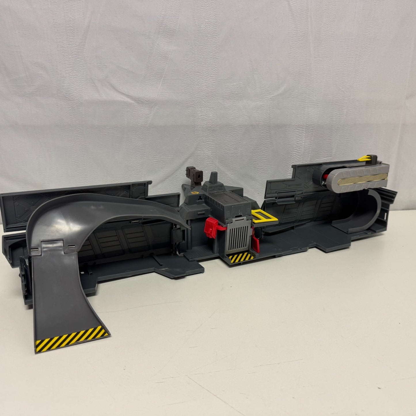 Disney Pixar Cars - ACTION AGENTS COMBAT STATION TONY TRIHULL COMBAT SHIP Cars 2