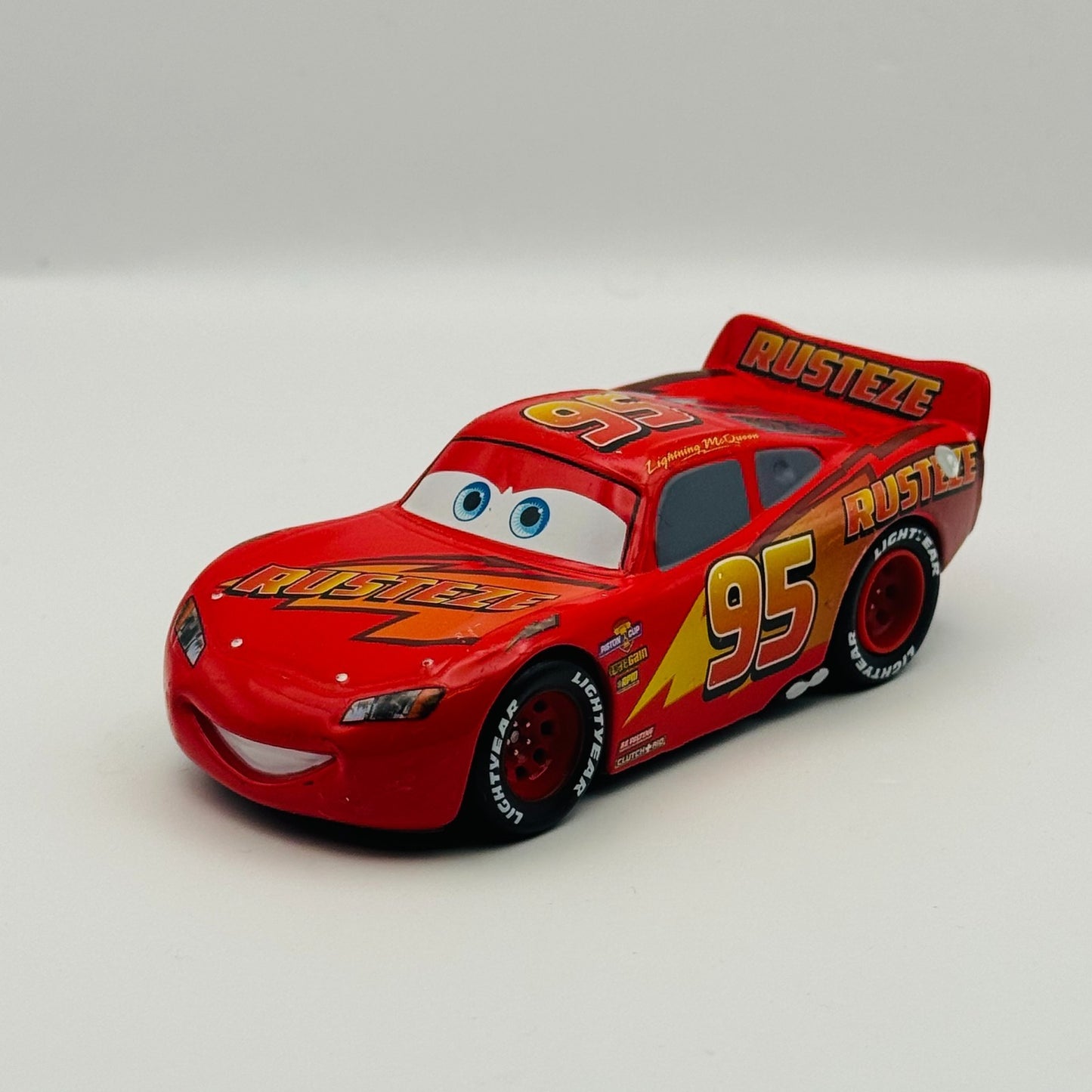 Disney Pixar Cars - CARS 3 RUST-EZE LIGHTNING MCQUEEN Disney Store- 1:43 Diecast