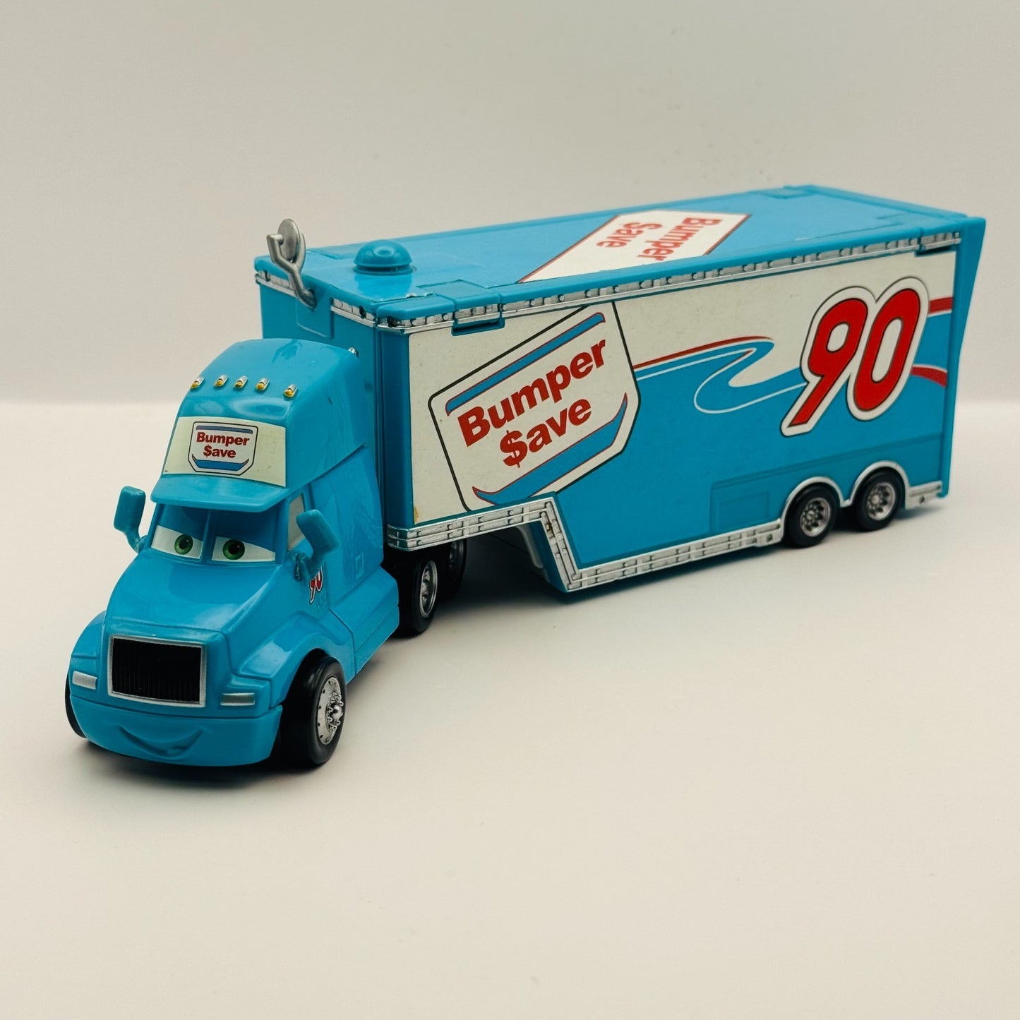 Disney Pixar Cars - CARS 1 BUMPER SAVE HAULER 2010 - 1:55 Diecast