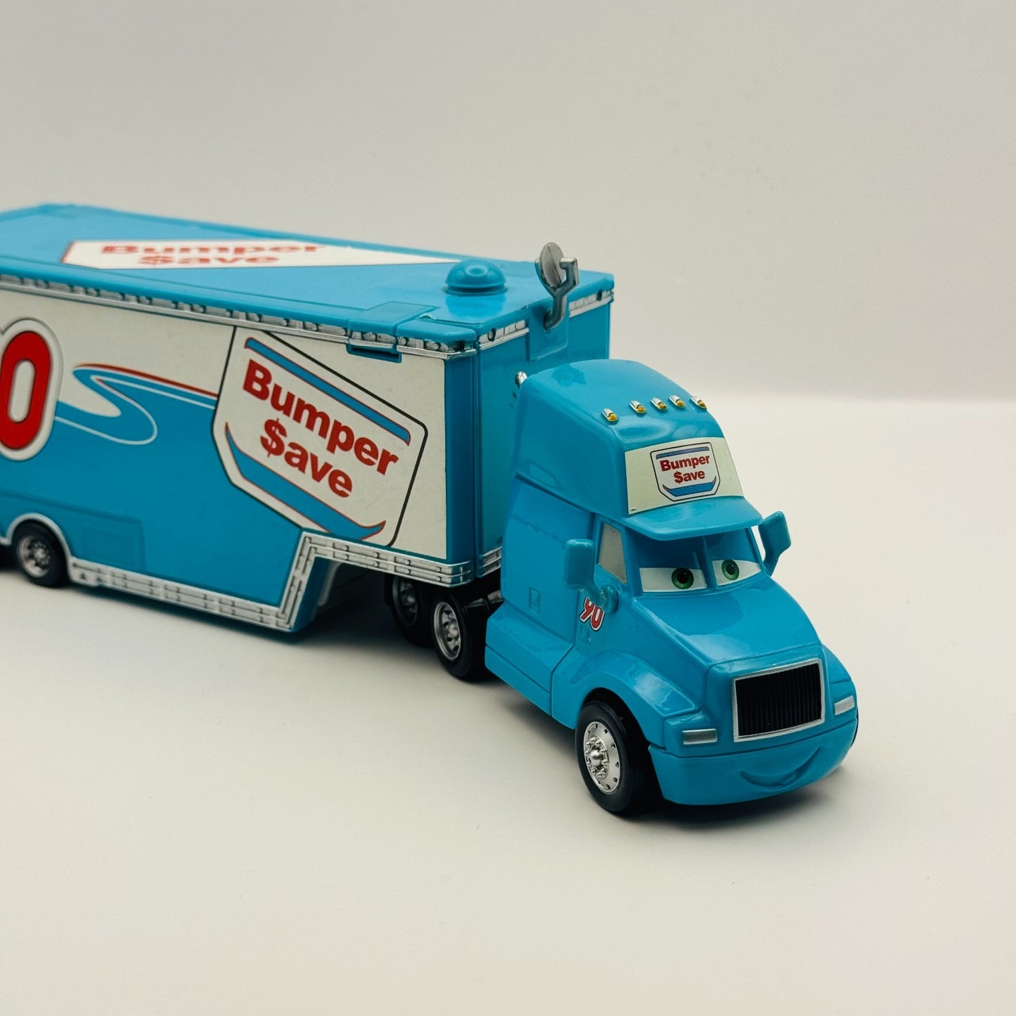 Disney Pixar Cars - CARS 1 BUMPER SAVE HAULER 2010 - 1:55 Diecast