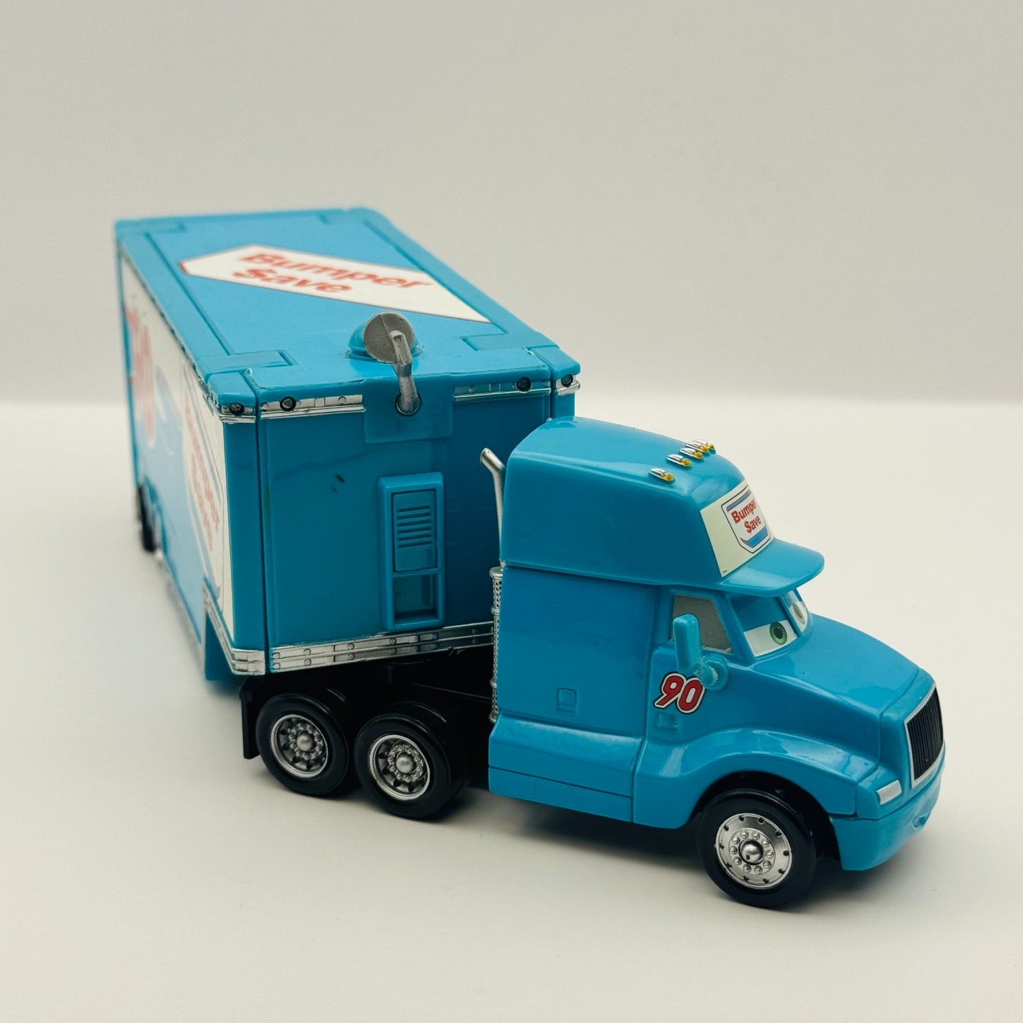 Disney Pixar Cars - CARS 1 BUMPER SAVE HAULER 2010 - 1:55 Diecast