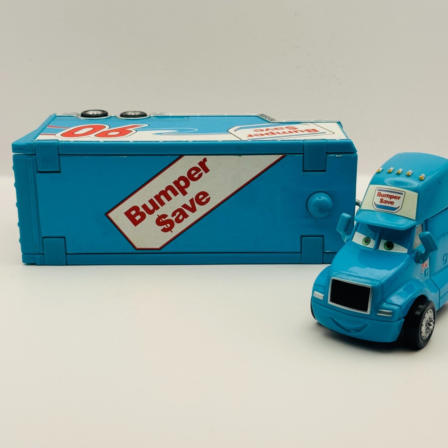 Disney Pixar Cars - CARS 1 BUMPER SAVE HAULER 2010 - 1:55 Diecast