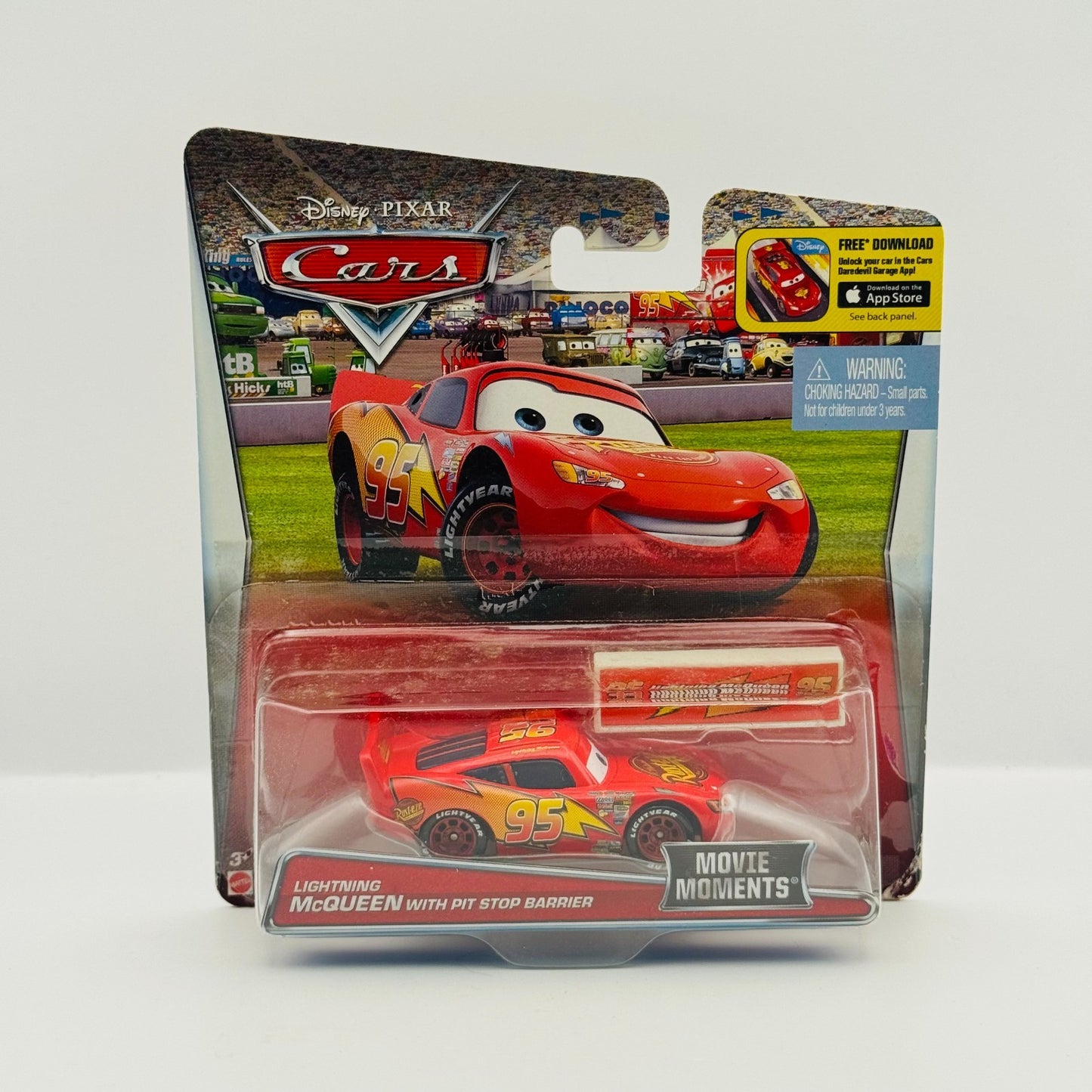 Disney Pixar Cars MOVIE MOMENTS MCQUEEN WITH PIT STOP BARRIER - 1:55 Diecast