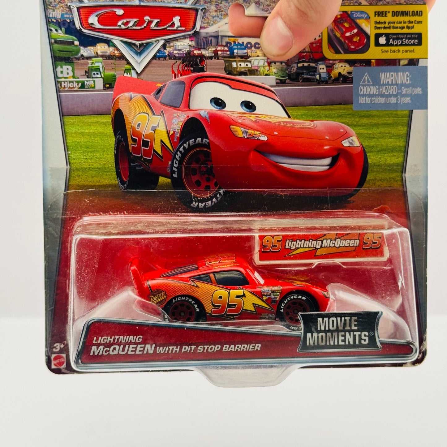 Disney Pixar Cars MOVIE MOMENTS MCQUEEN WITH PIT STOP BARRIER - 1:55 Diecast
